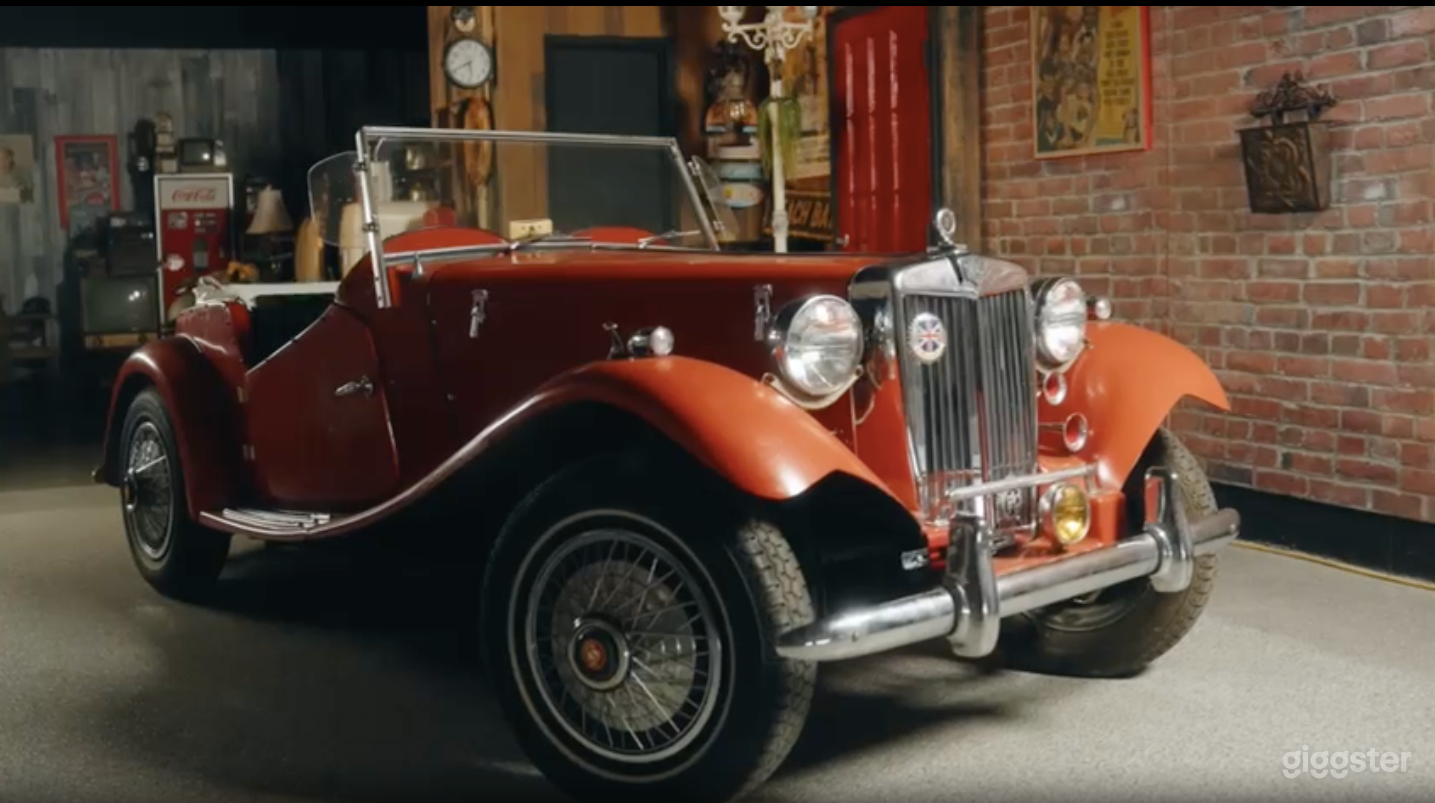 Vintage Car Studio with Cinematic Backdrops Photo 4