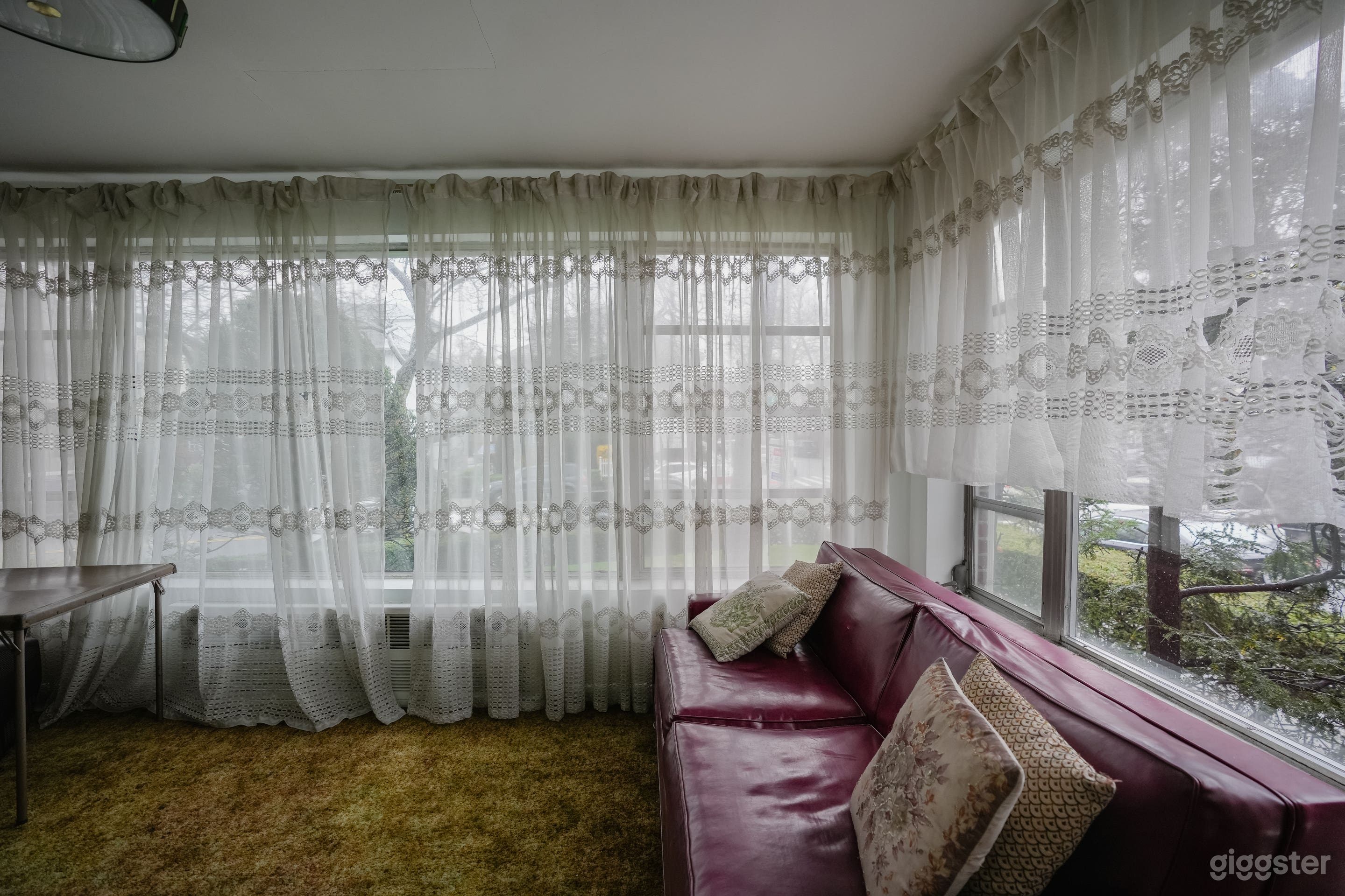 80s Retro Pink/White Furnished House Photo 3