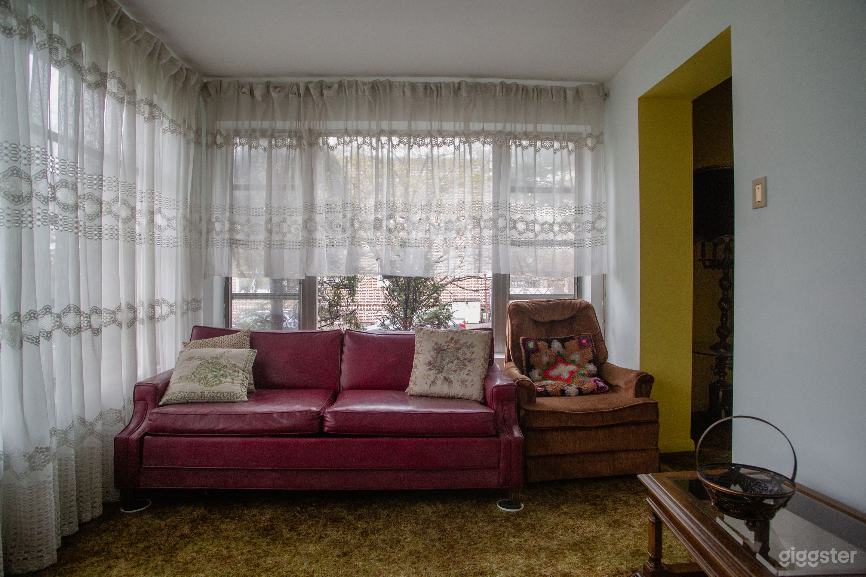 80s Retro Pink/White Furnished House Photo 2