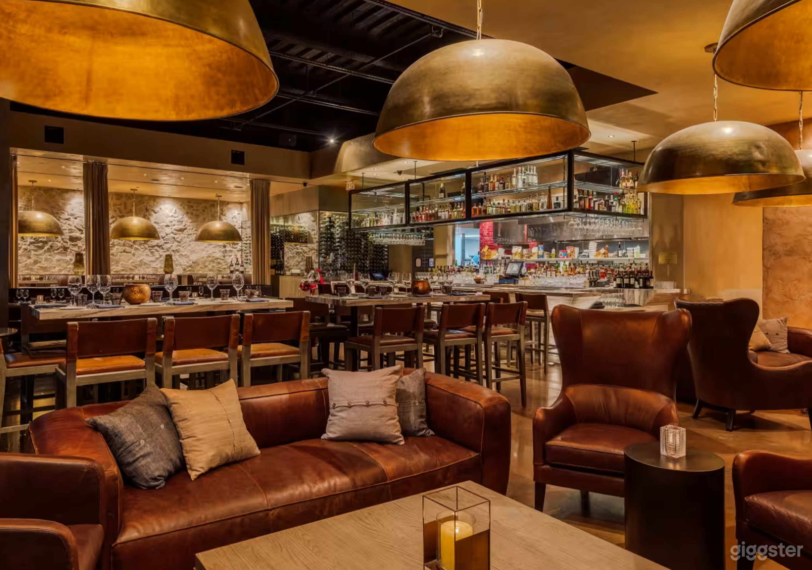 Upscale and Glamorous Restaurant Photo 4