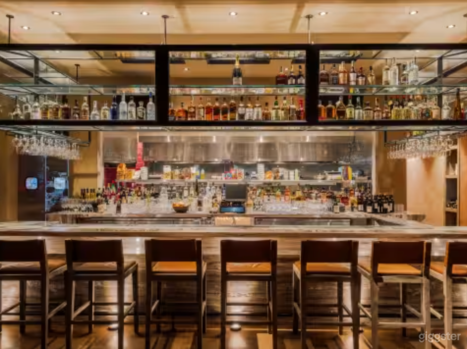 Upscale and Glamorous Restaurant Photo 3