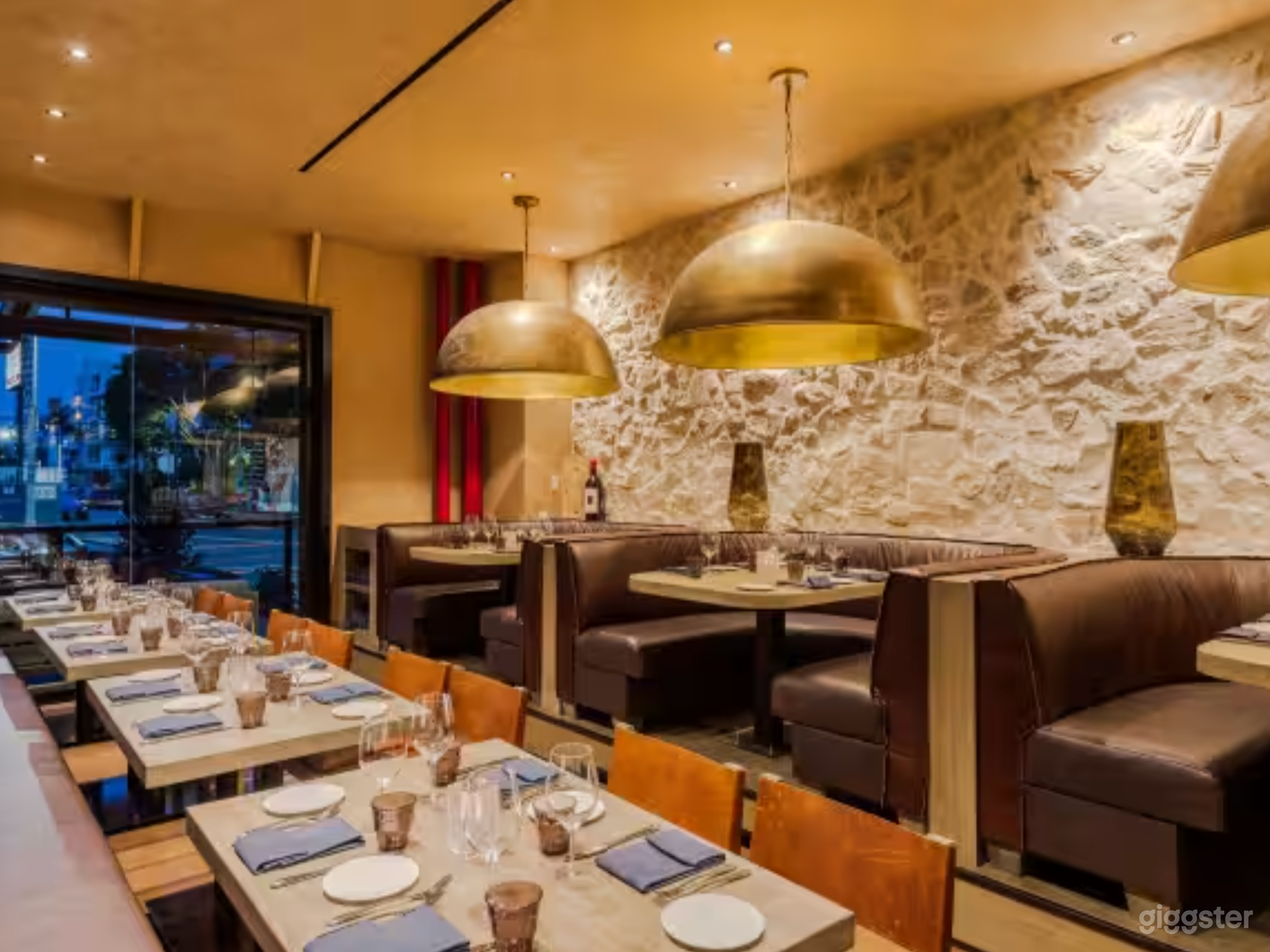 Upscale and Glamorous Restaurant Photo 2