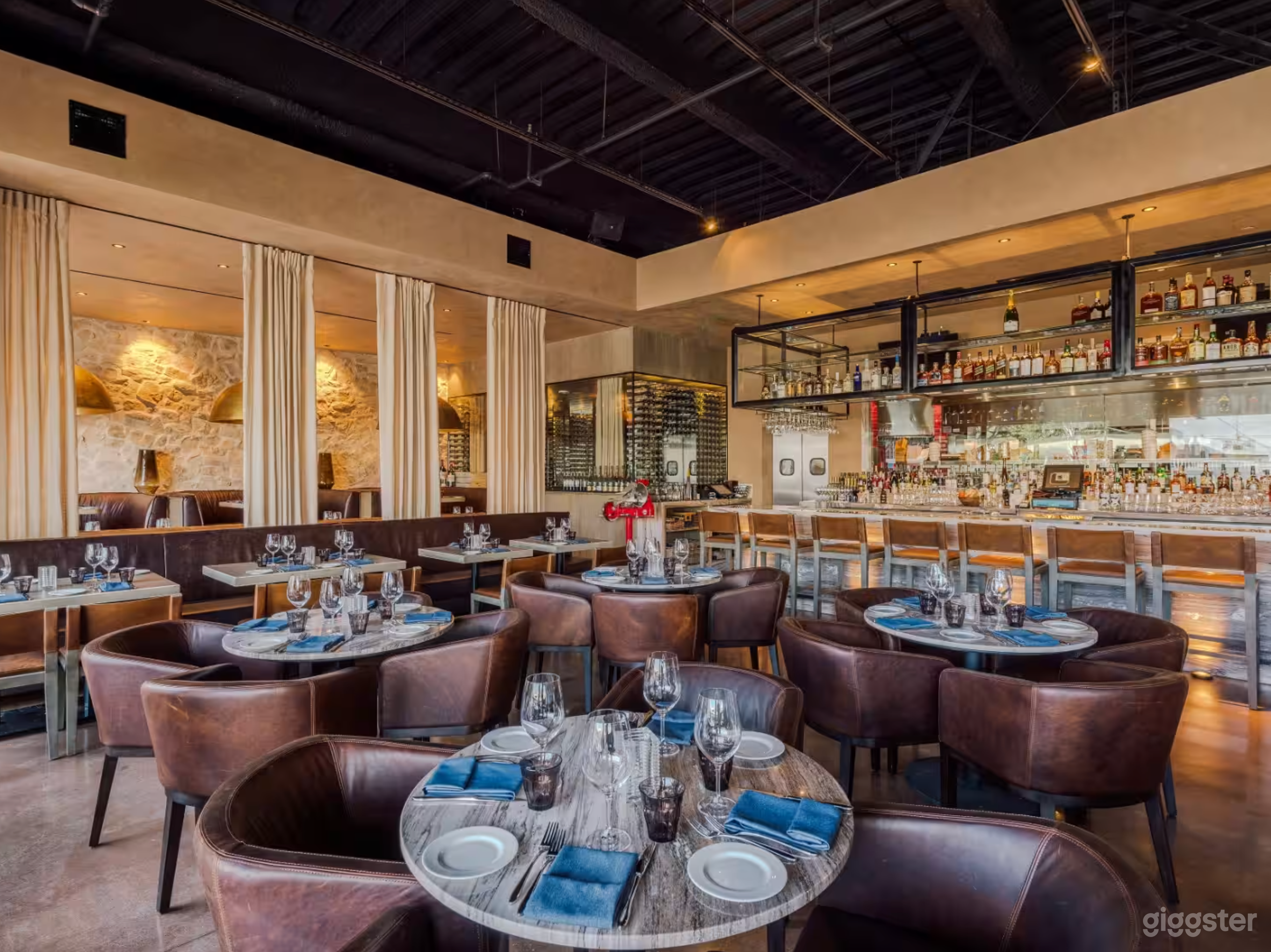 Upscale and Glamorous Restaurant Photo 1