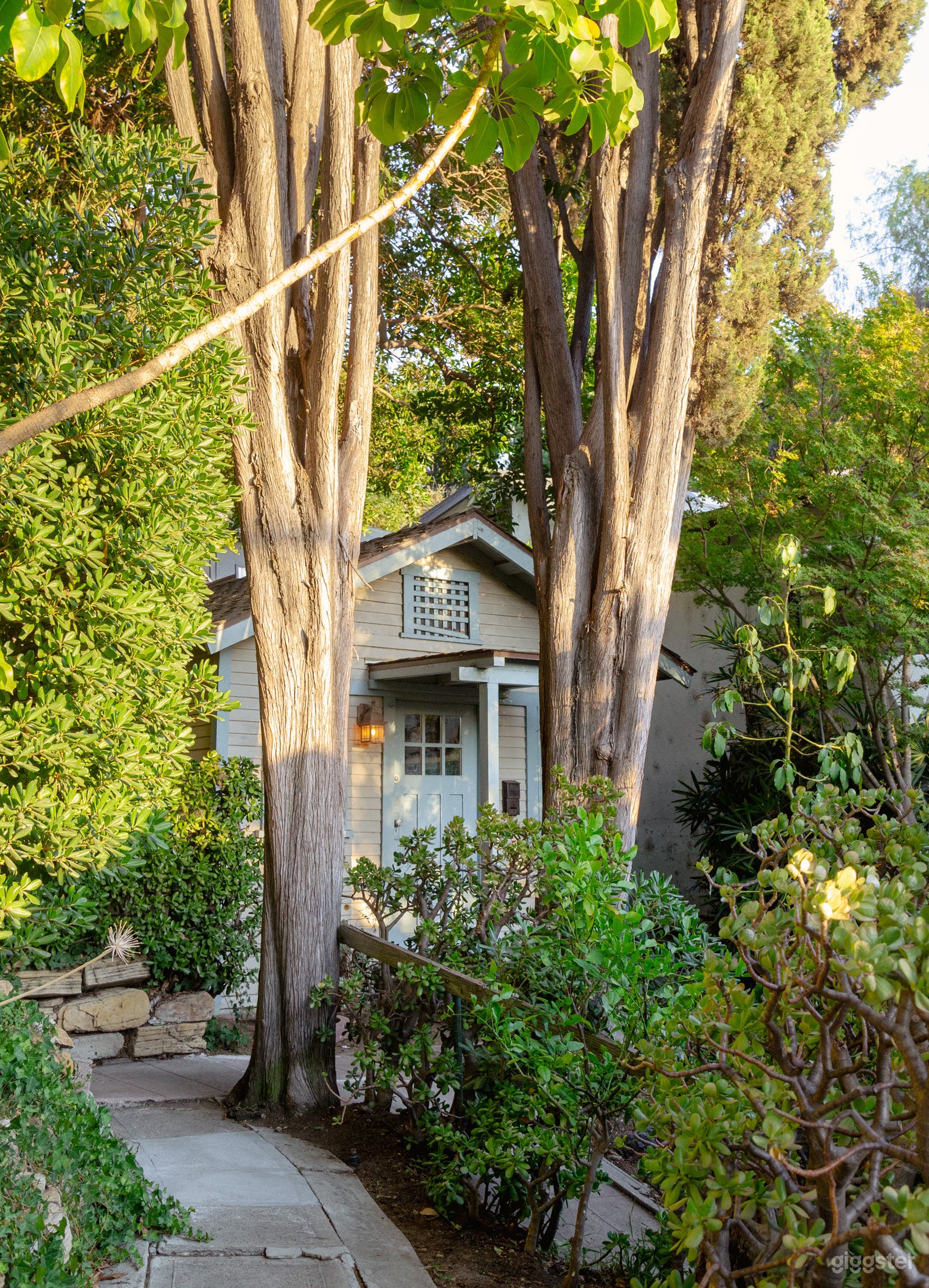 Quaint cabin, cave and nature-filled grounds Photo 2