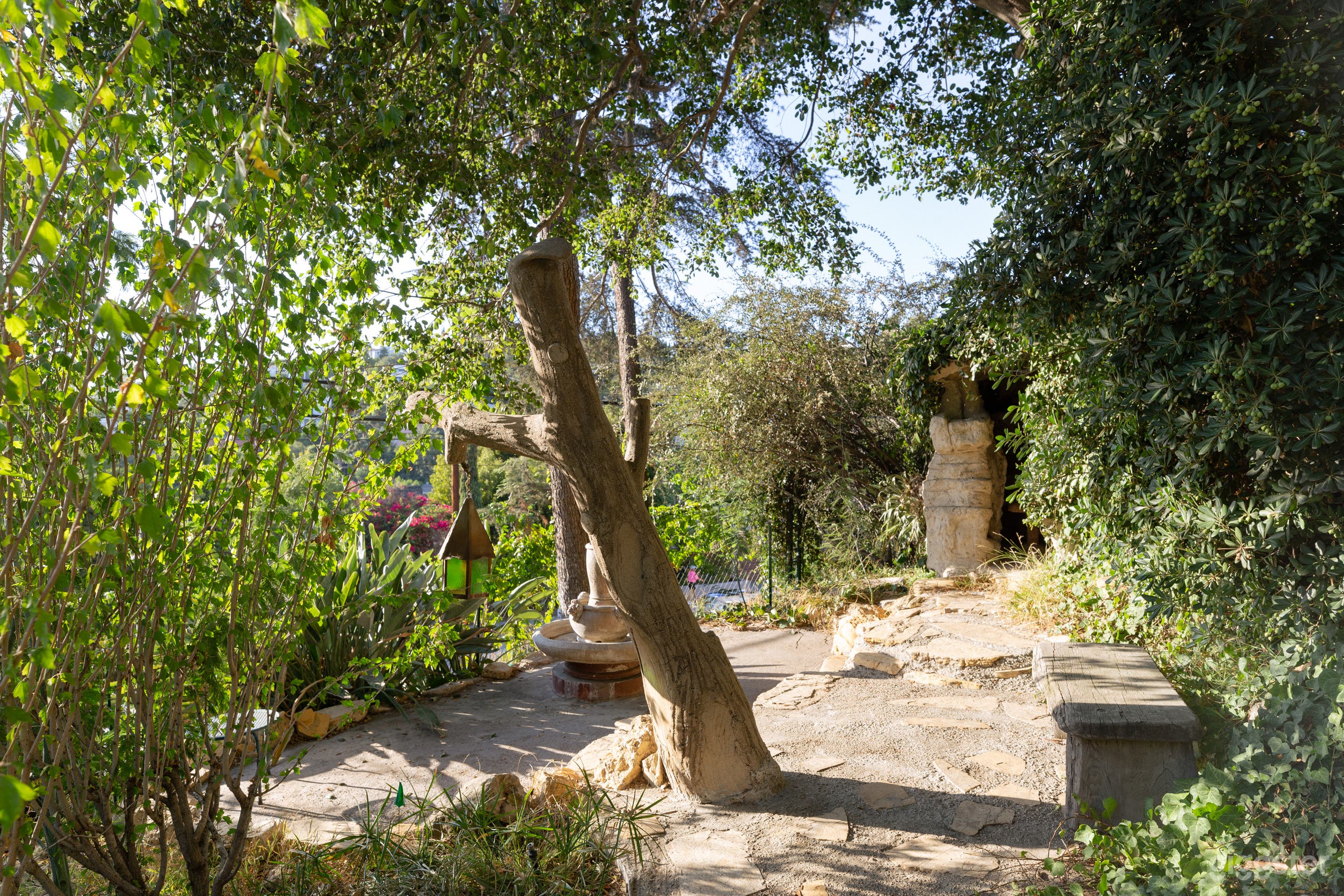 Quaint cabin, cave and nature-filled grounds Photo 4