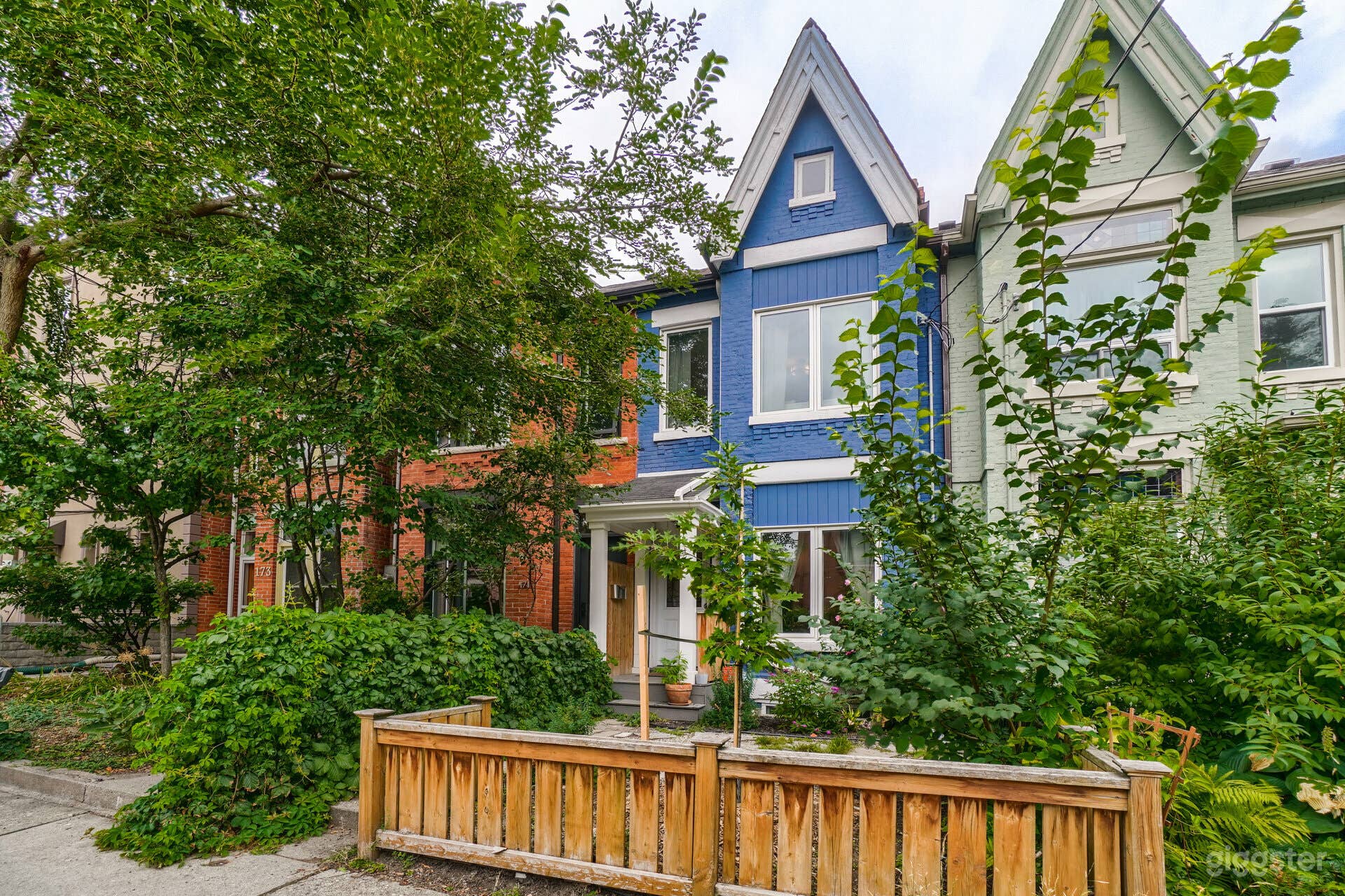 Cozy Victorian House - Dundas West Photo 3