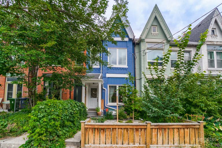  Cozy Victorian House - Dundas West 