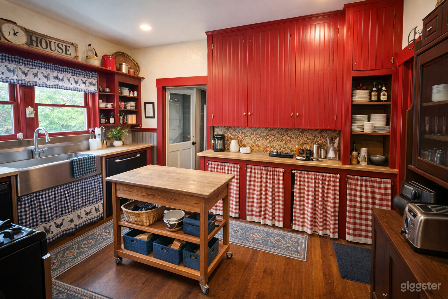 Rustic Vintage Farmhouse Photo 1