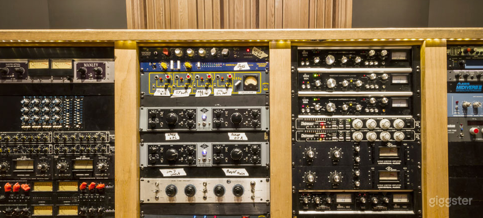 State-of-the-art Mezzanine Studio and Live Room Photo 4