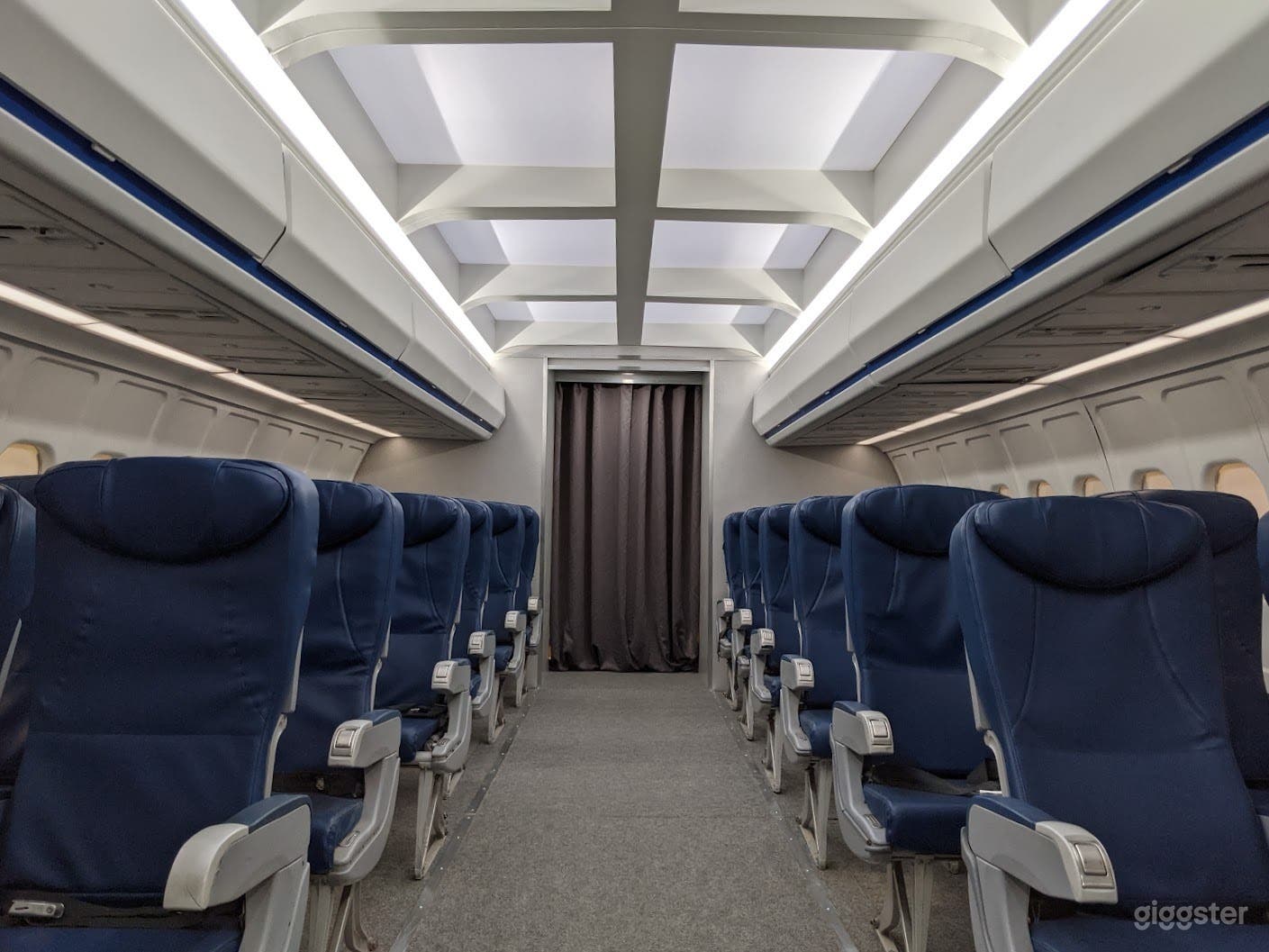 Airplane available for filming (757) Photo 2