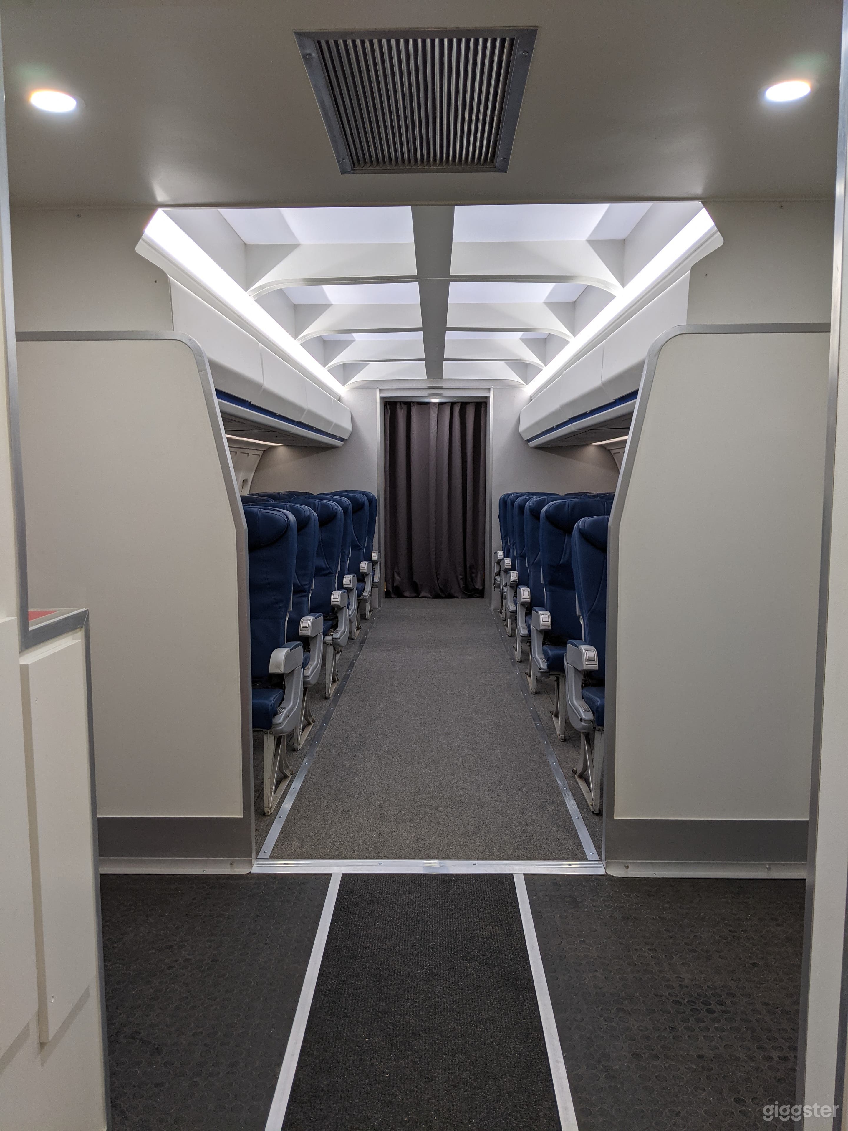 Airplane available for filming (757) Photo 3