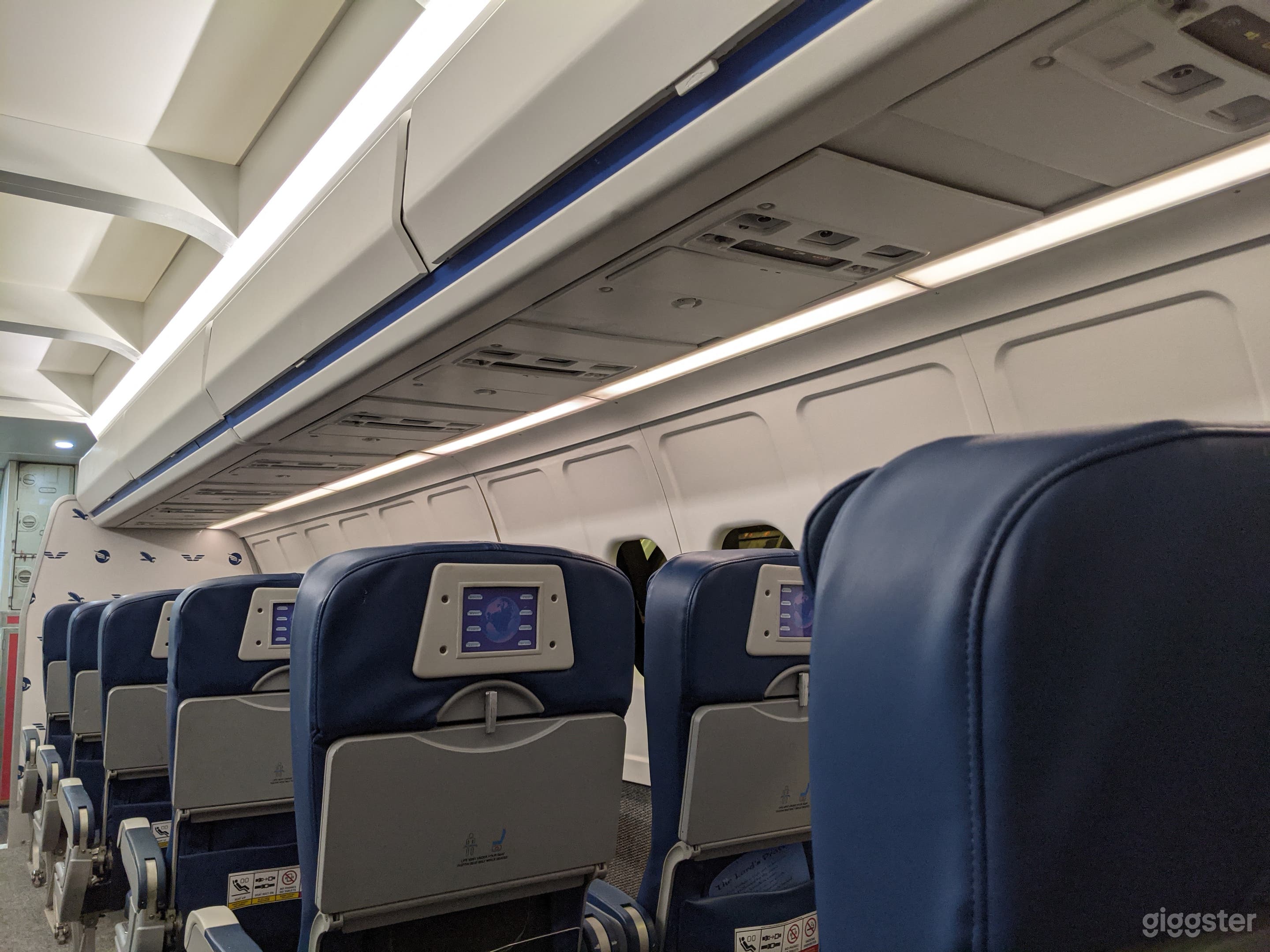 Airplane available for filming (757) Photo 4