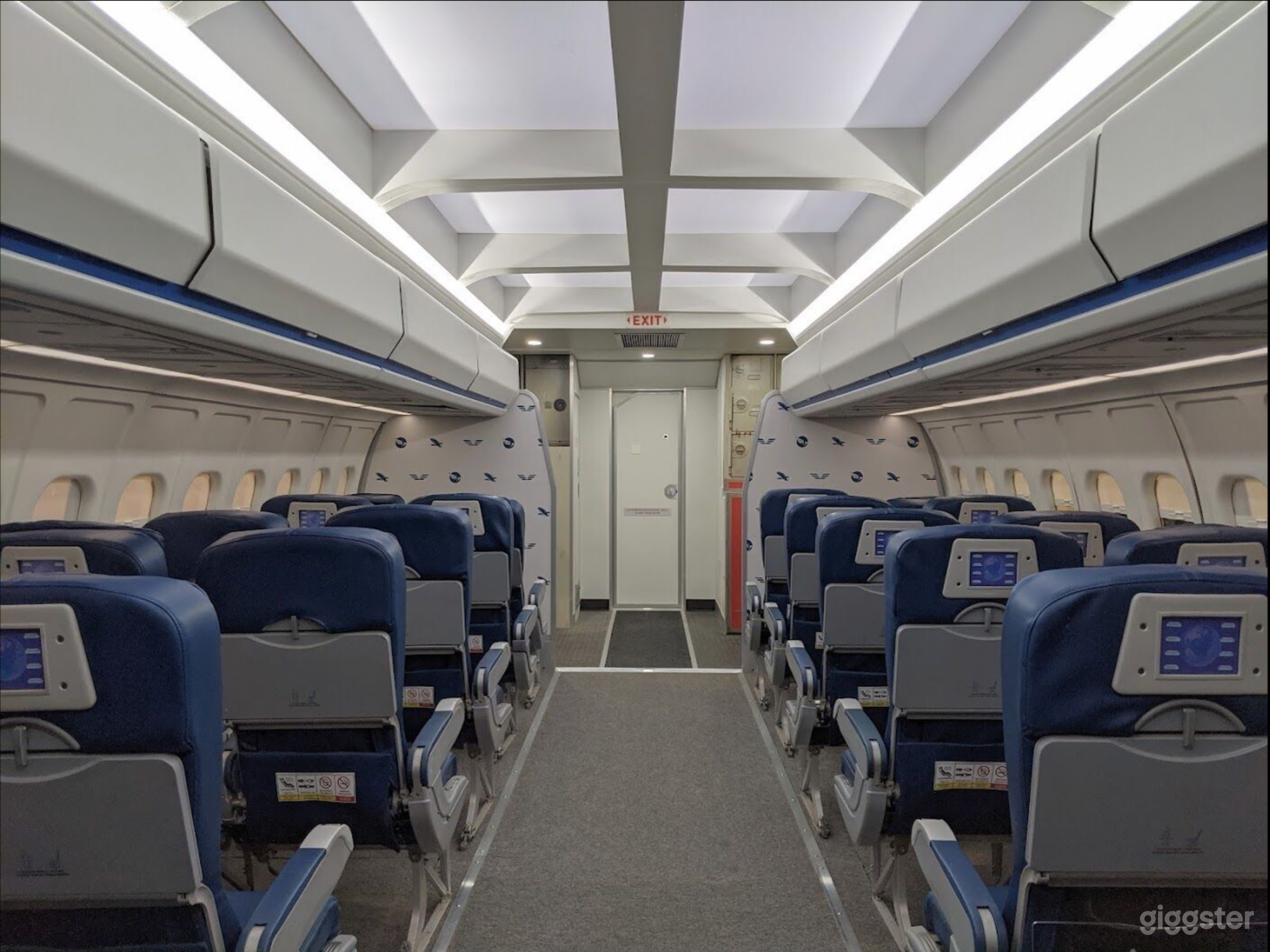 Airplane available for filming (757) Photo 1