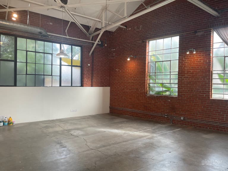  Loft Studio 25' Ceilings Exposed Brick 
