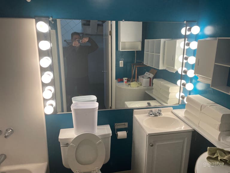  Loft Studio 25' Ceilings Exposed Brick 