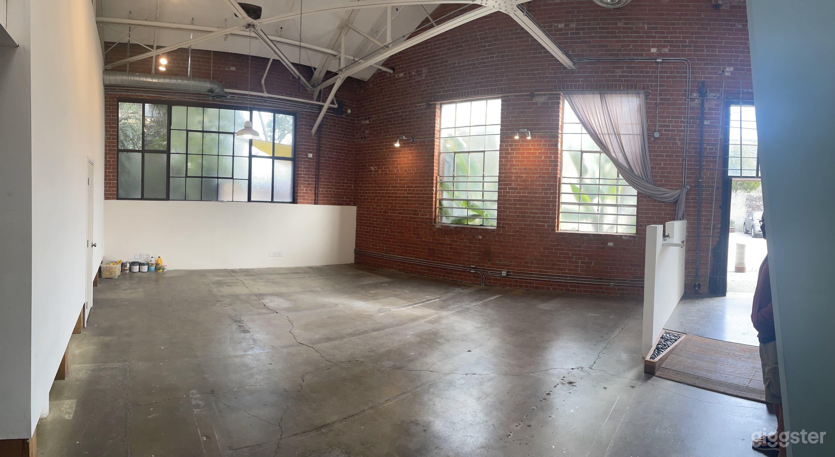Loft Studio 25' Ceilings Exposed Brick Photo 3