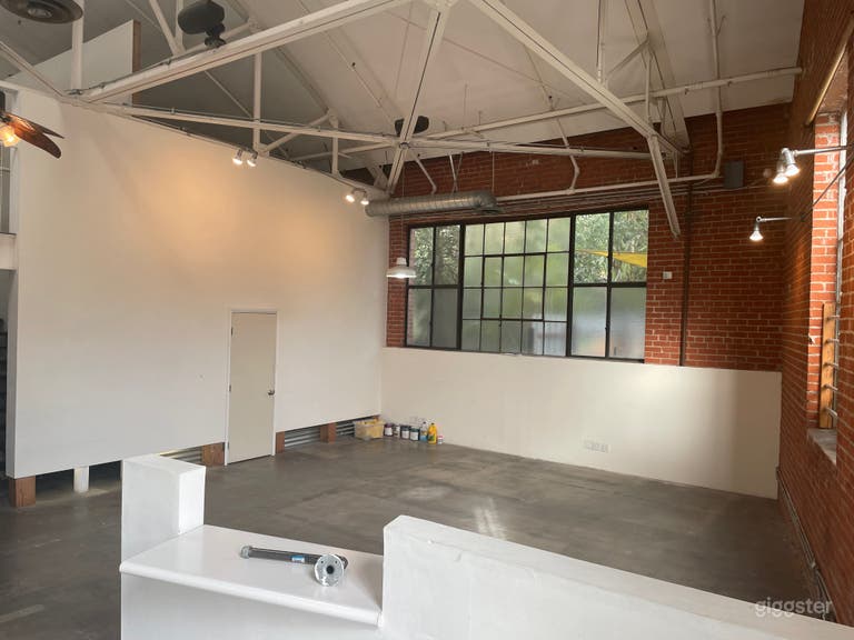  Loft Studio 25' Ceilings Exposed Brick 