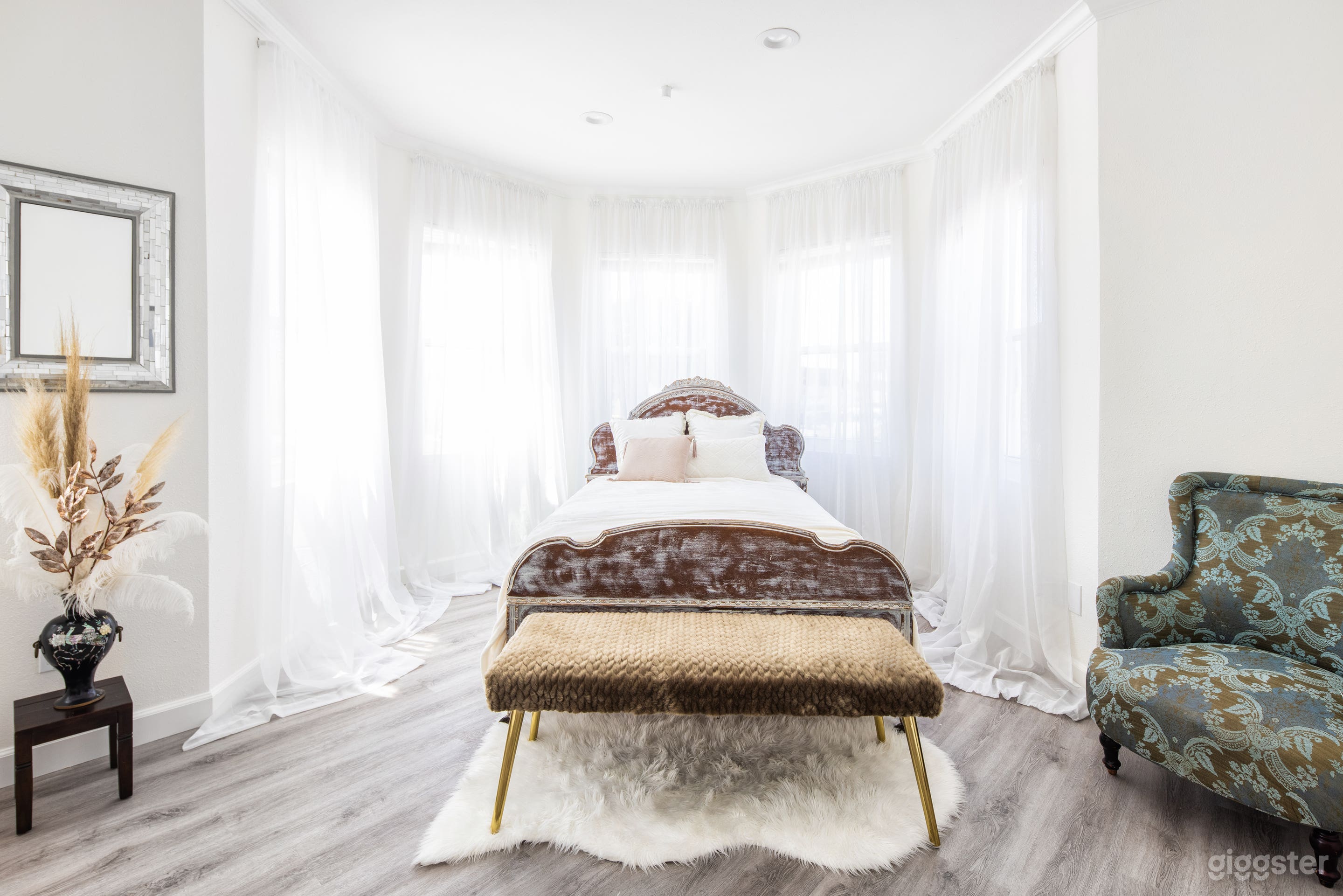 STUDIO B - Bright, Airy, Elegant, Natural Light Photo 1