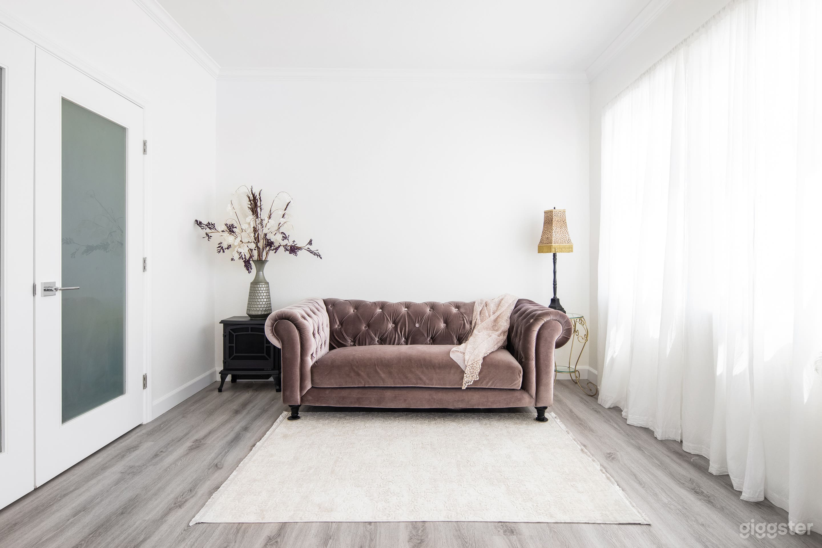 STUDIO B - Bright, Airy, Elegant, Natural Light Photo 3