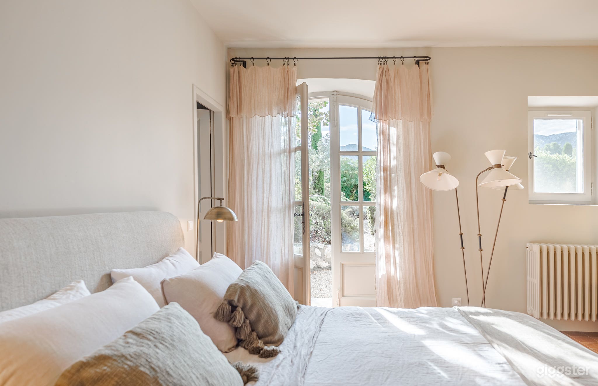 Provence Home With Incredible Gardens and Views. Photo 3