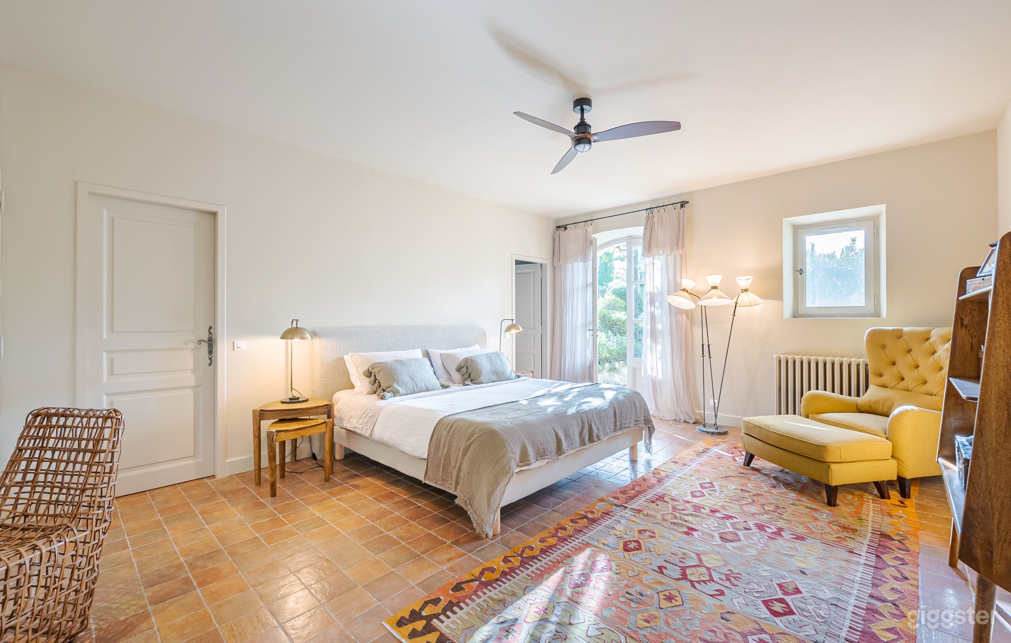 Provence Home With Incredible Gardens and Views. Photo 2