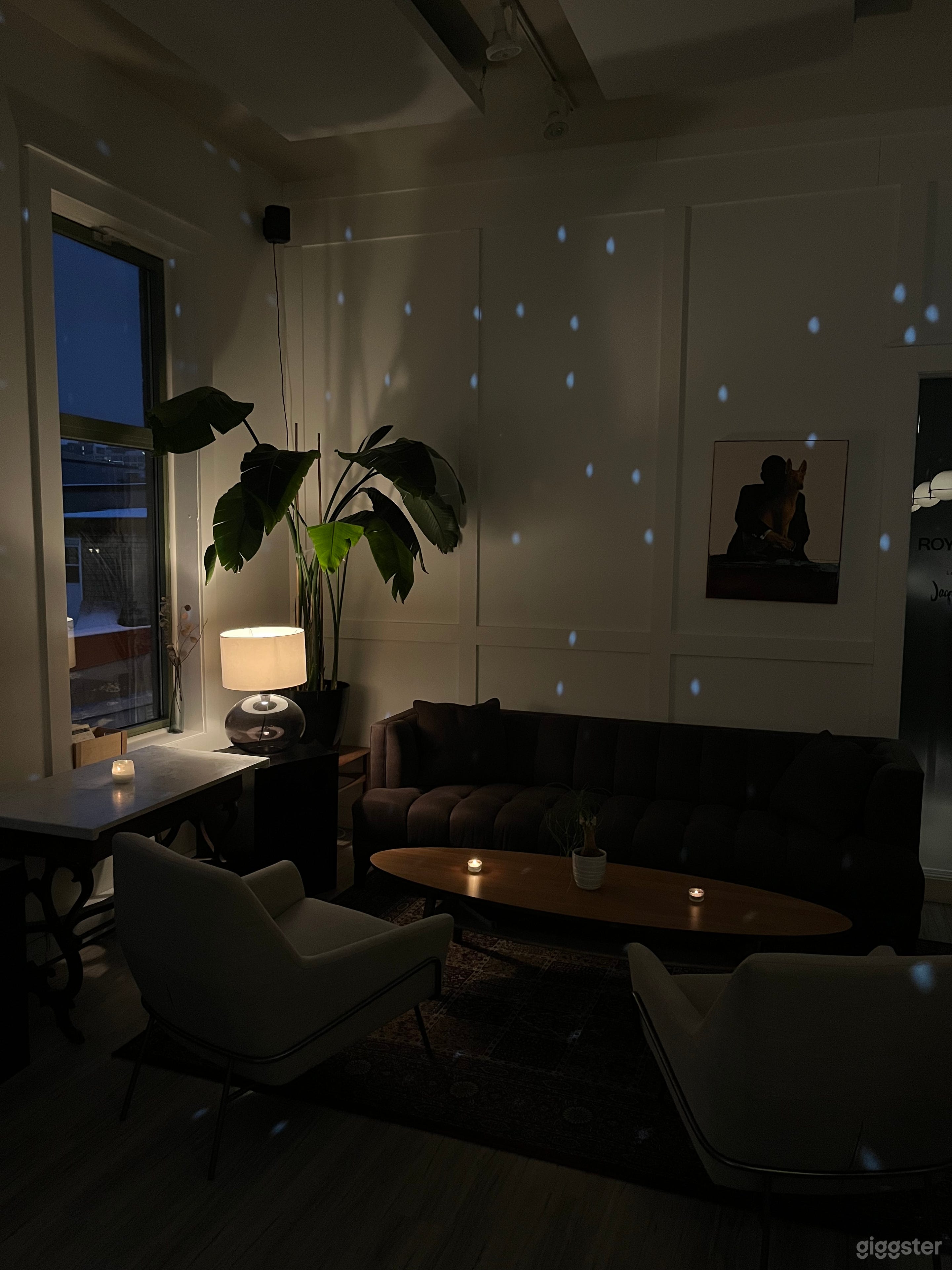 Lounge space at night 🛋️