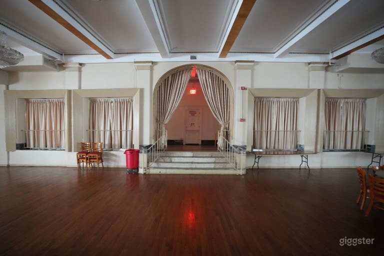  Teatro Clásico con Gimnasio de Baloncesto Vintage 