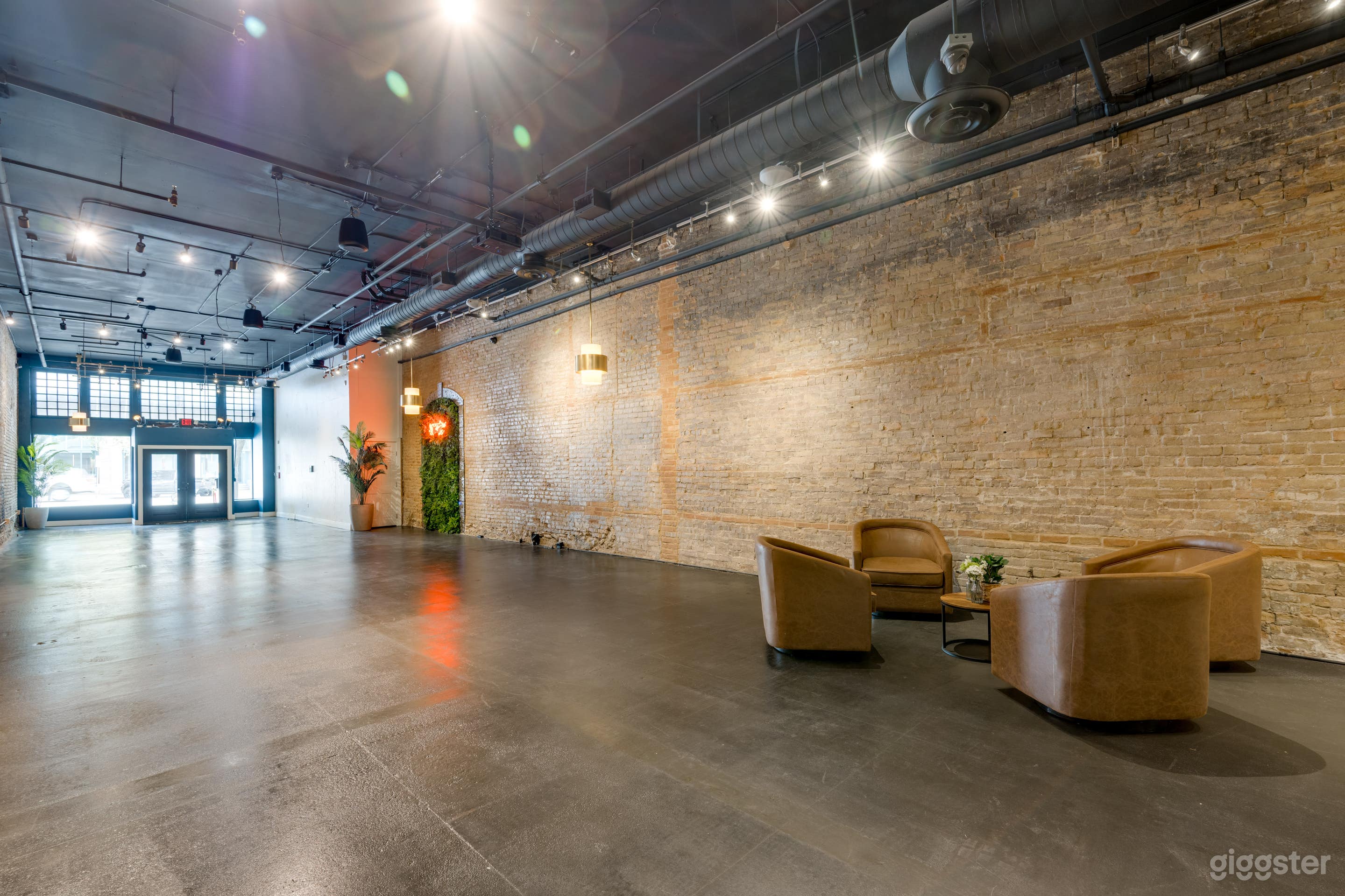 Event Venue with Open Space and High Ceilings Photo 3