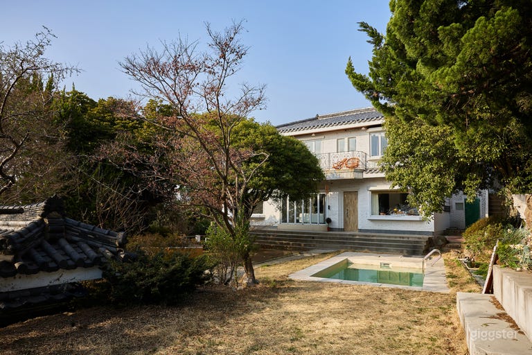  감각적으로 디자인된 2층 주택과 수영장 