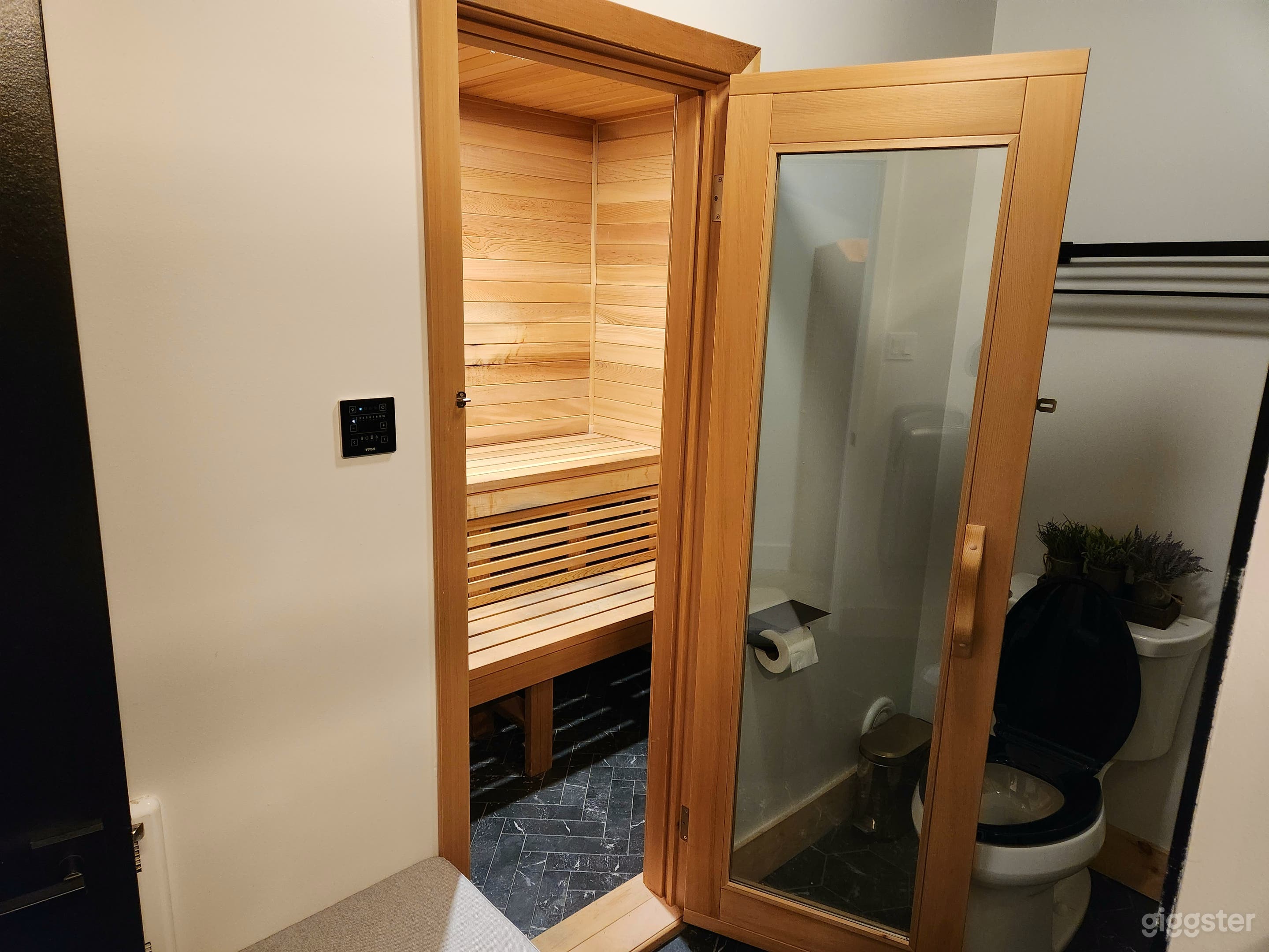 Pilates Studio with Reformer and Cadillac trapeze Photo 4