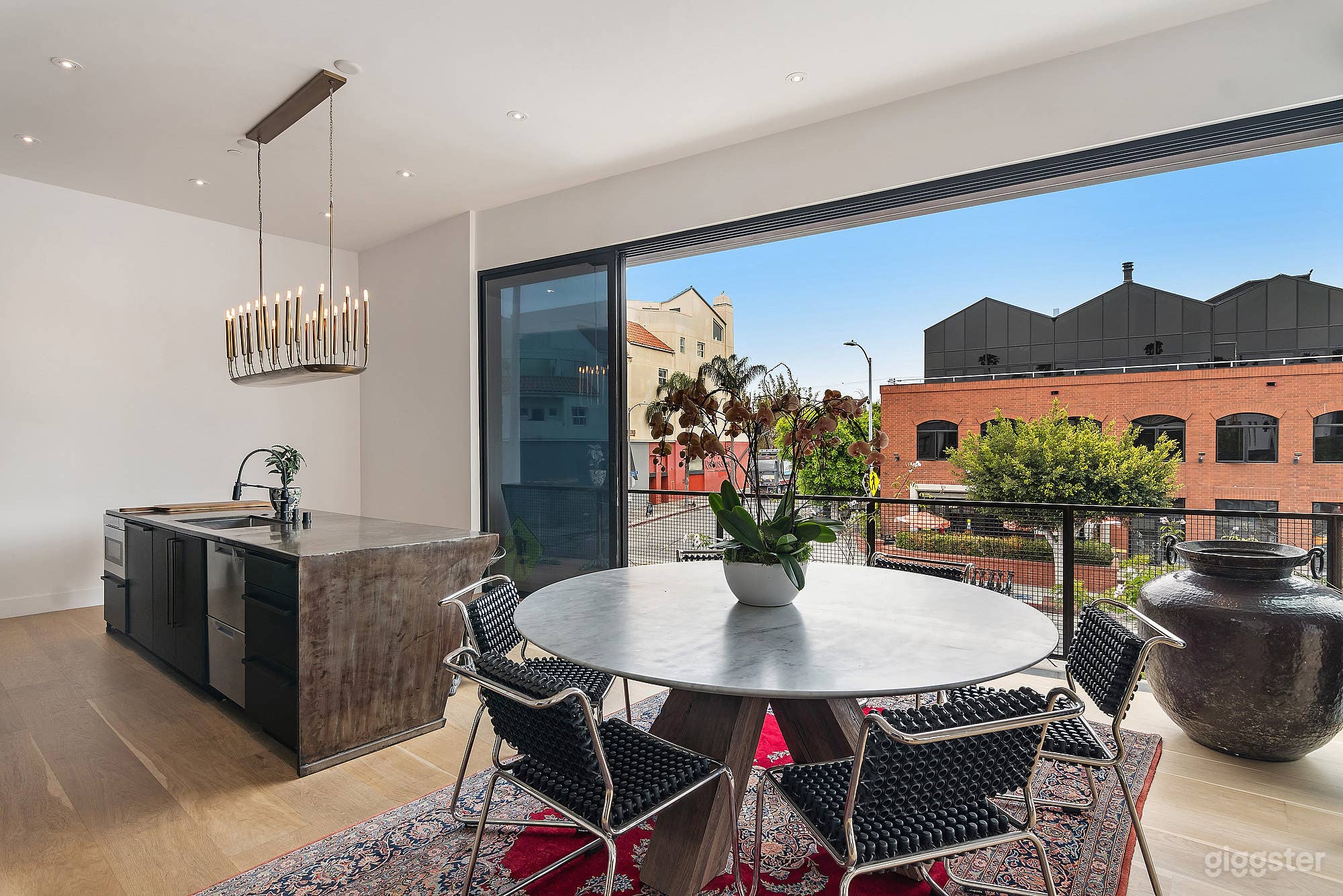 INDUSTRIAL CREATIVE VENICE ROOFTOP LOFT Photo 3