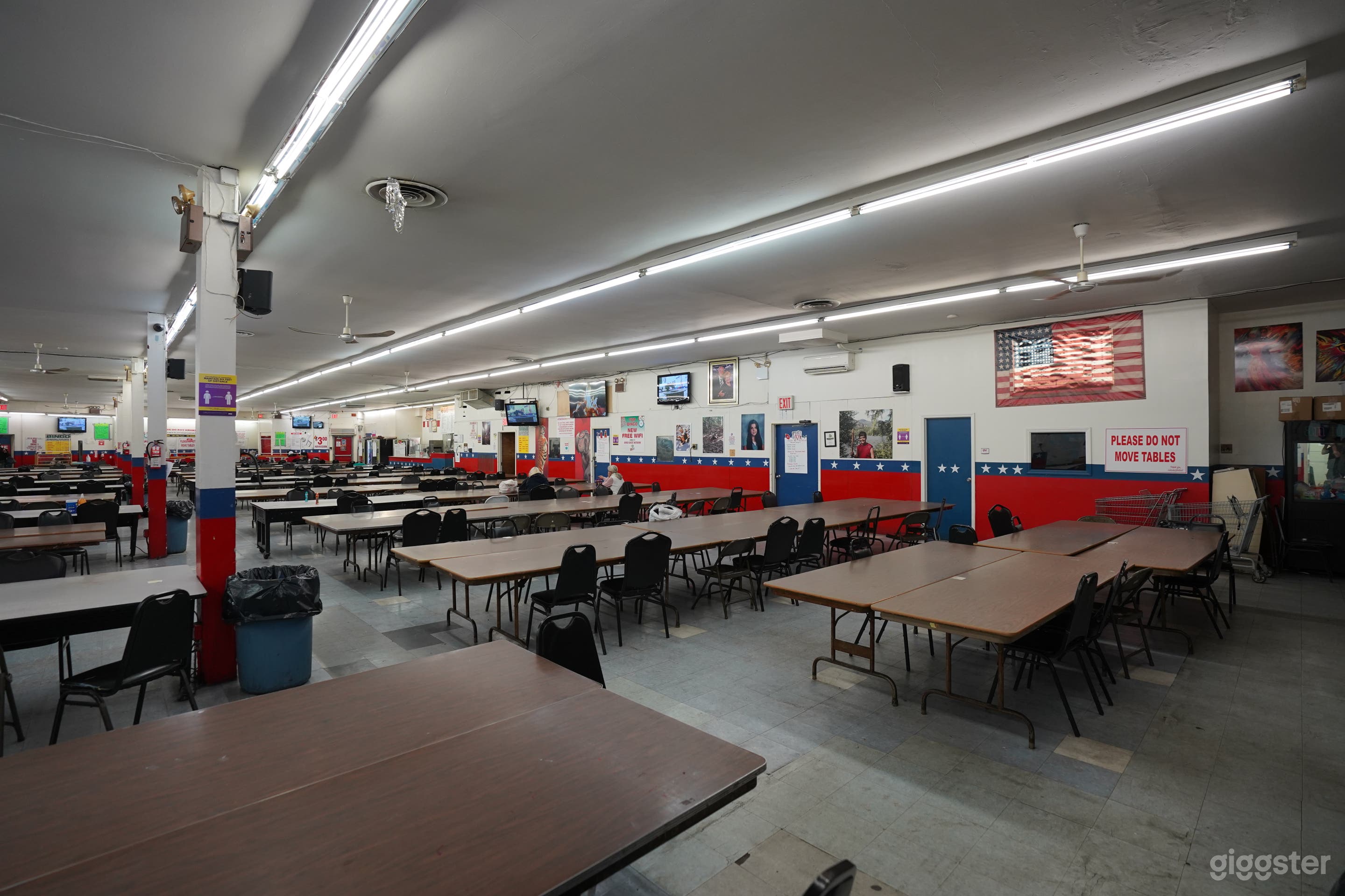 Vintage 80s Hall with Offices, Basement, Arcade Photo 2