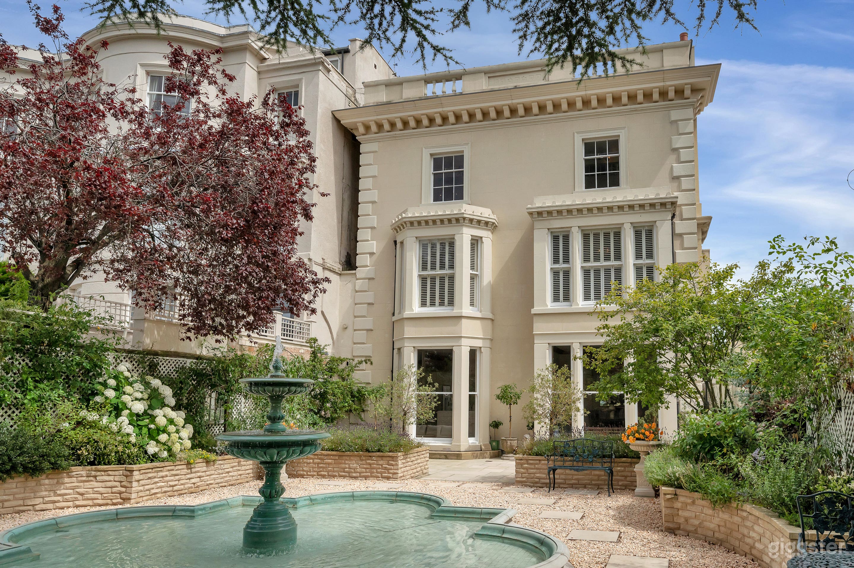 Regency villa with courtyard fountain Photo 4