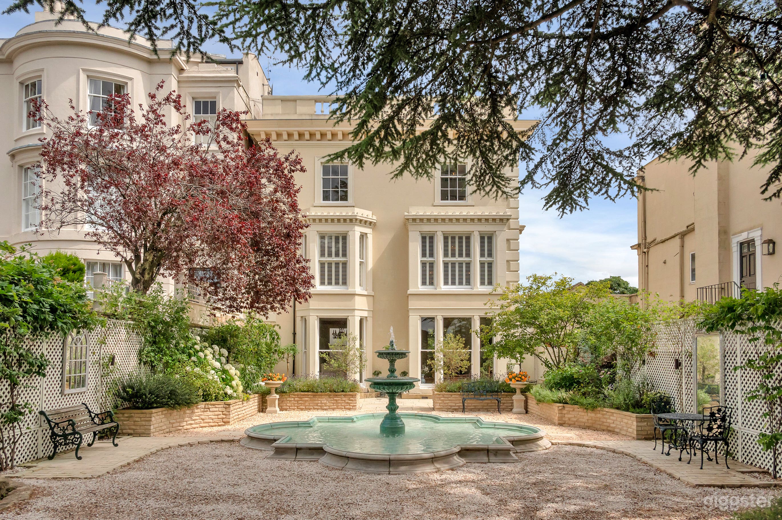 Regency villa with courtyard fountain Photo 1