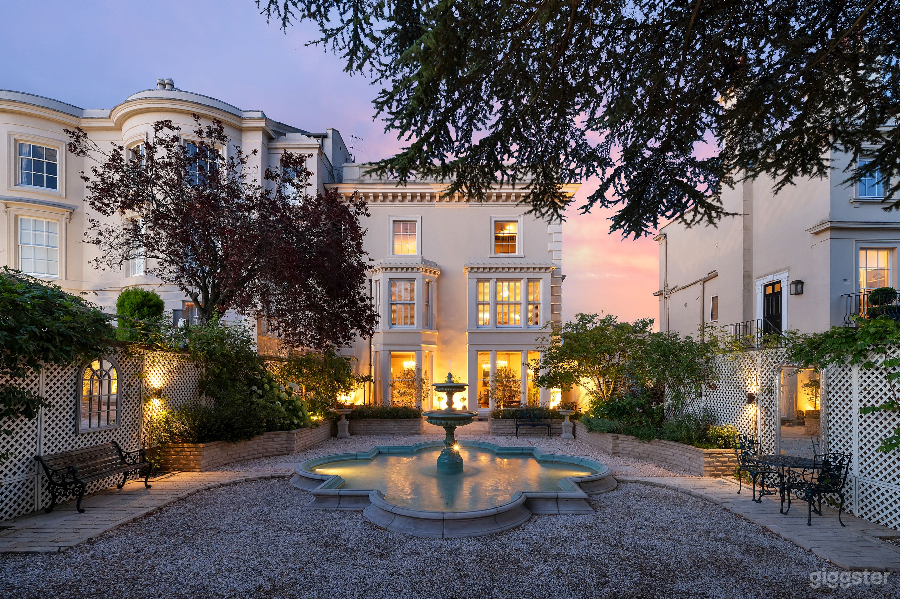 Regency villa with courtyard fountain Photo 2