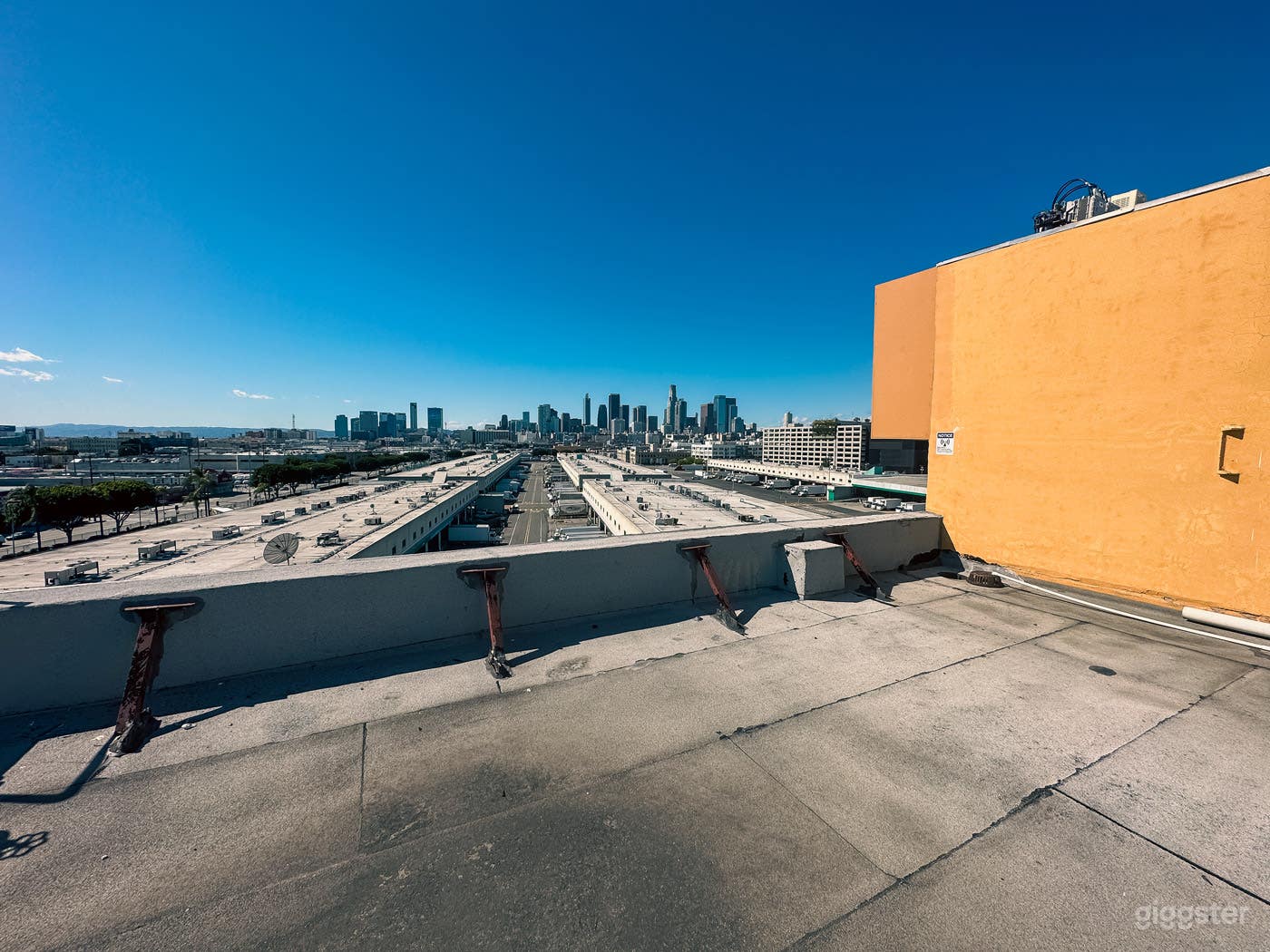 SKYLINE SANTUARY massive rooftop with skyline view Photo 3