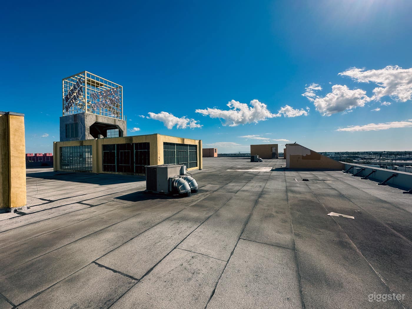 SKYLINE SANTUARY massive rooftop with skyline view Photo 2
