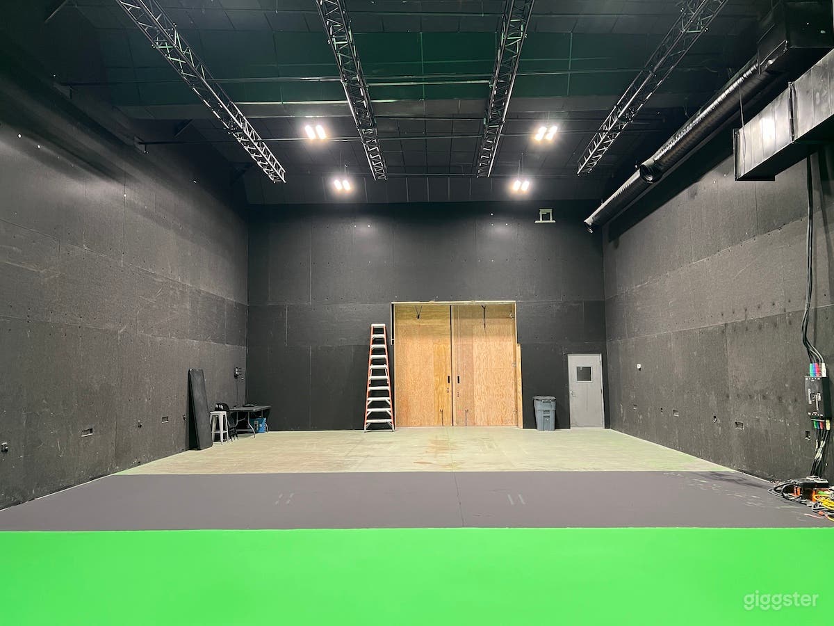 Studio Space in Atlanta - 3 wall Green Screen Cyc Photo 3