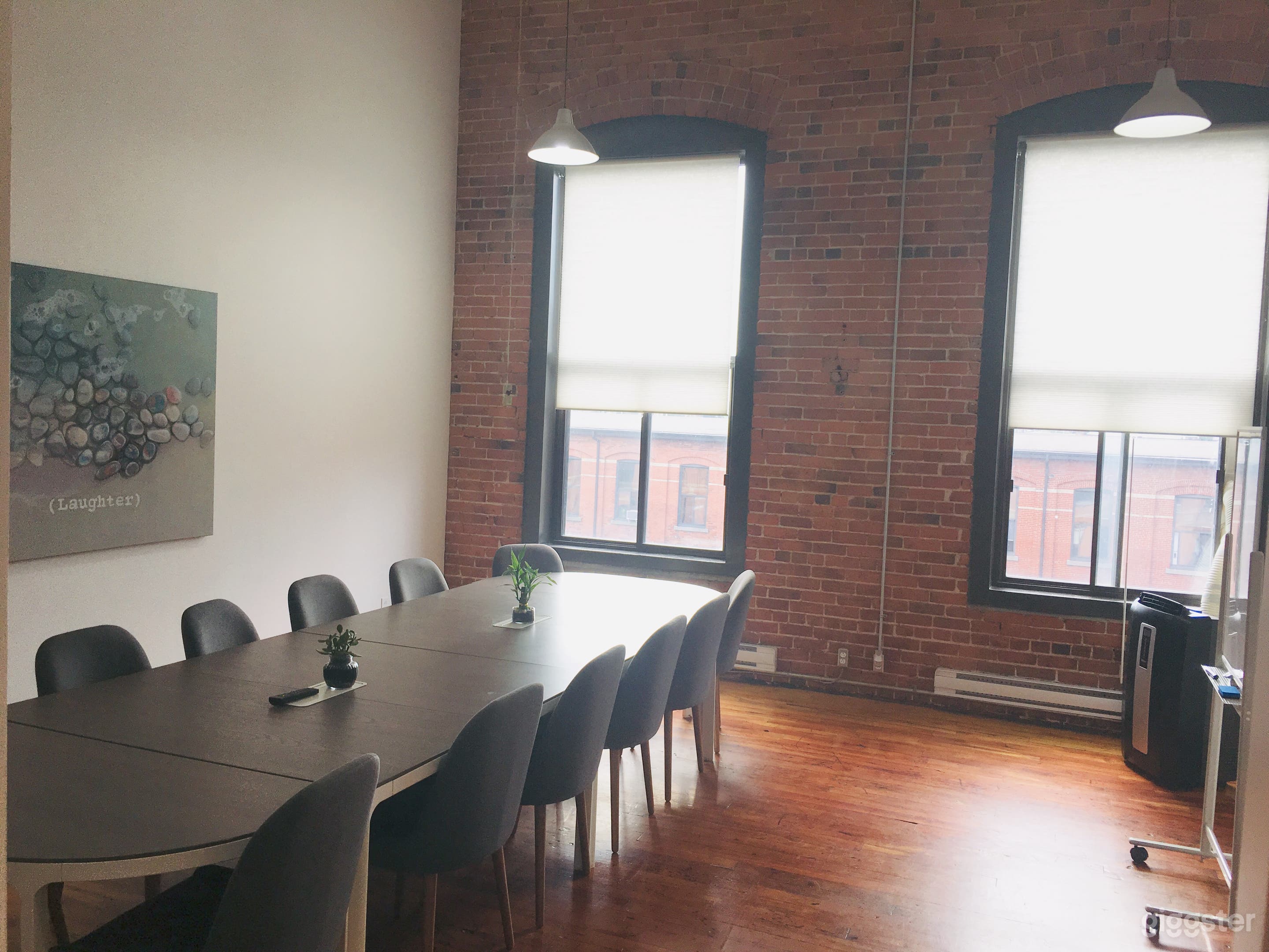 Bright Meeting Room  Photo 2