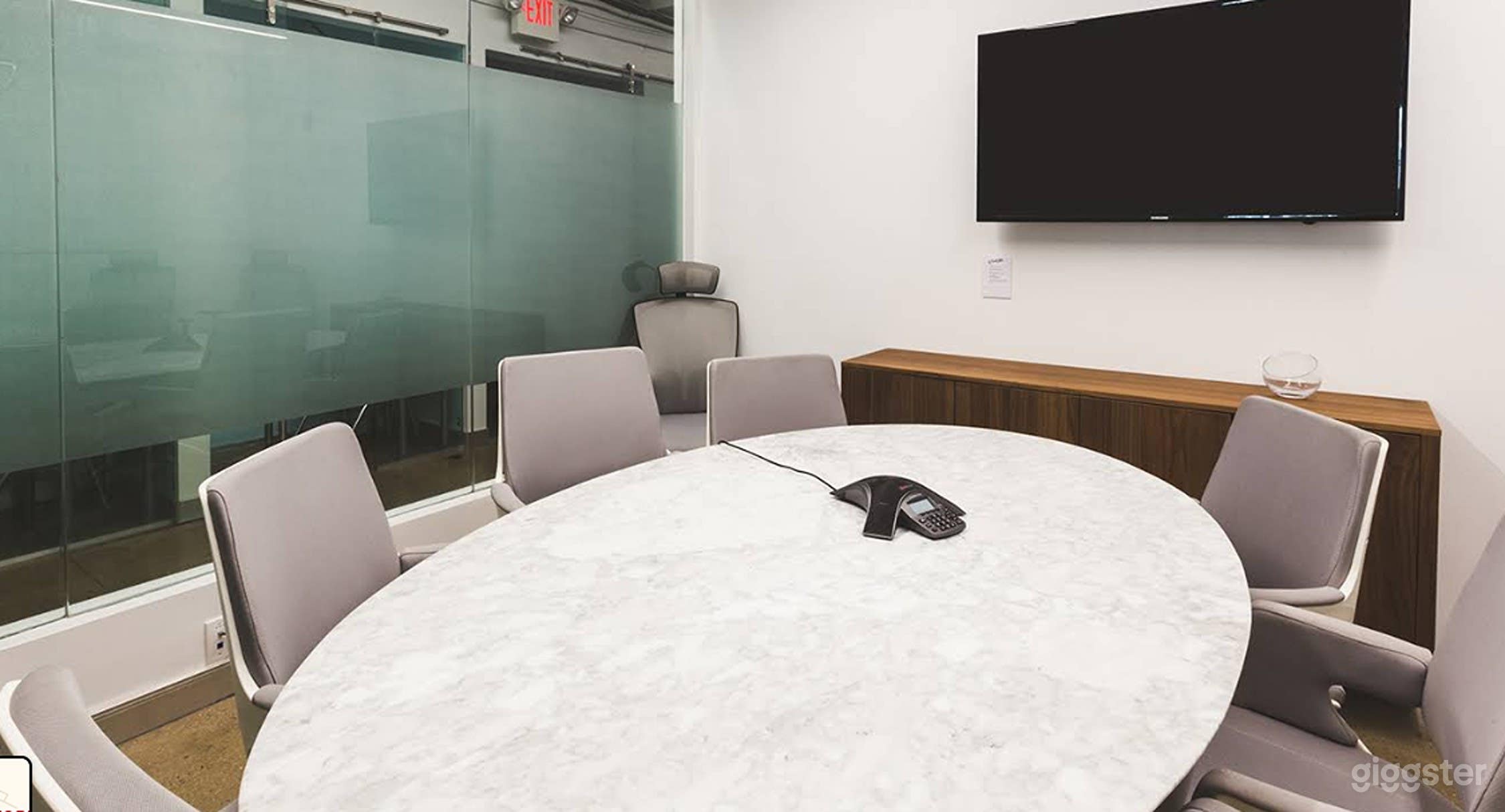 Modern Meeting Rooms for 6–8 People with TV Display Photo 4