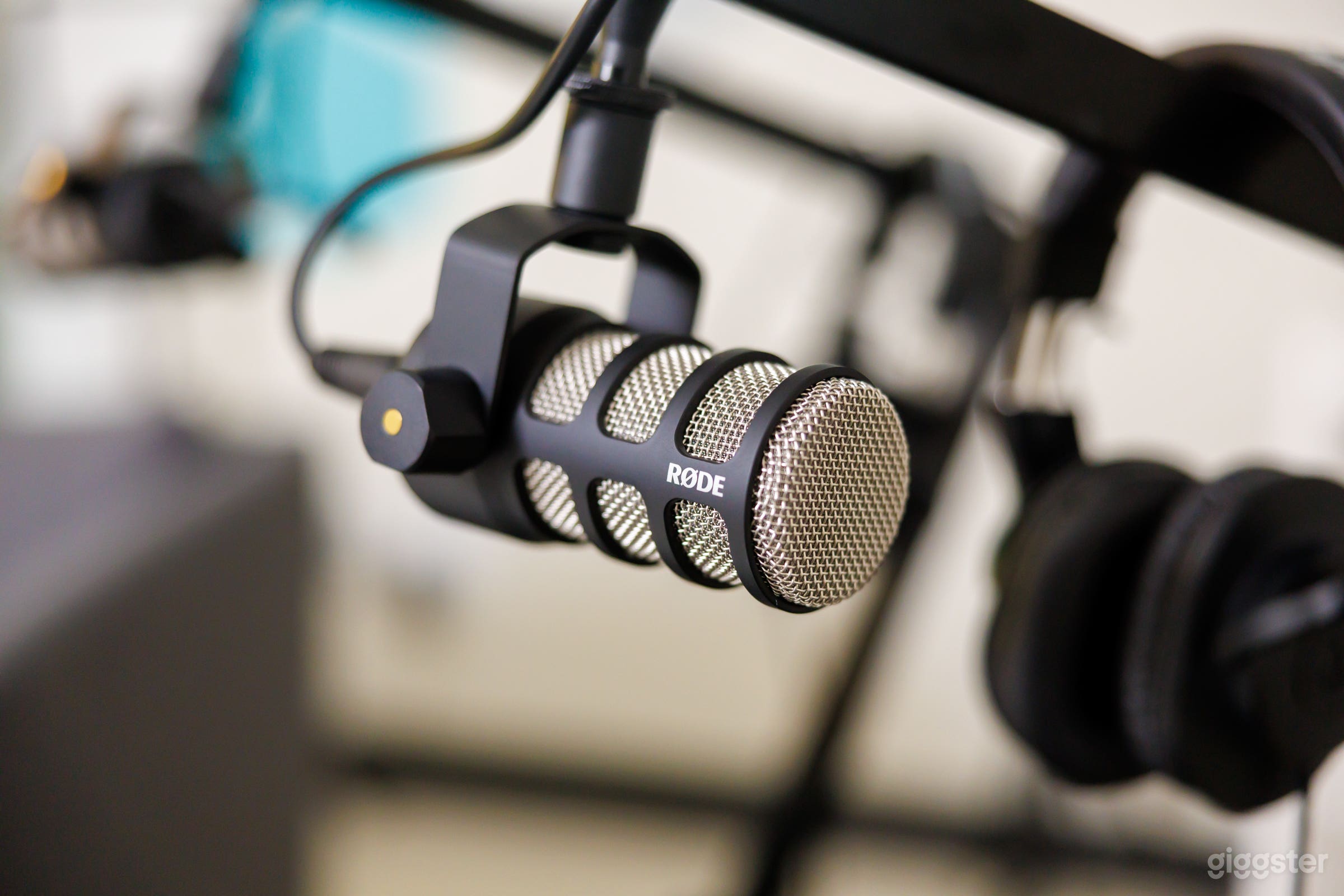 Flexible Podcast + Media Room next to Skytrain Photo 1