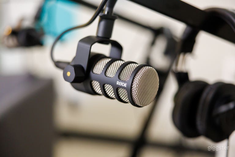  Sala flexible de Podcast + Medios junto al Skytrain 