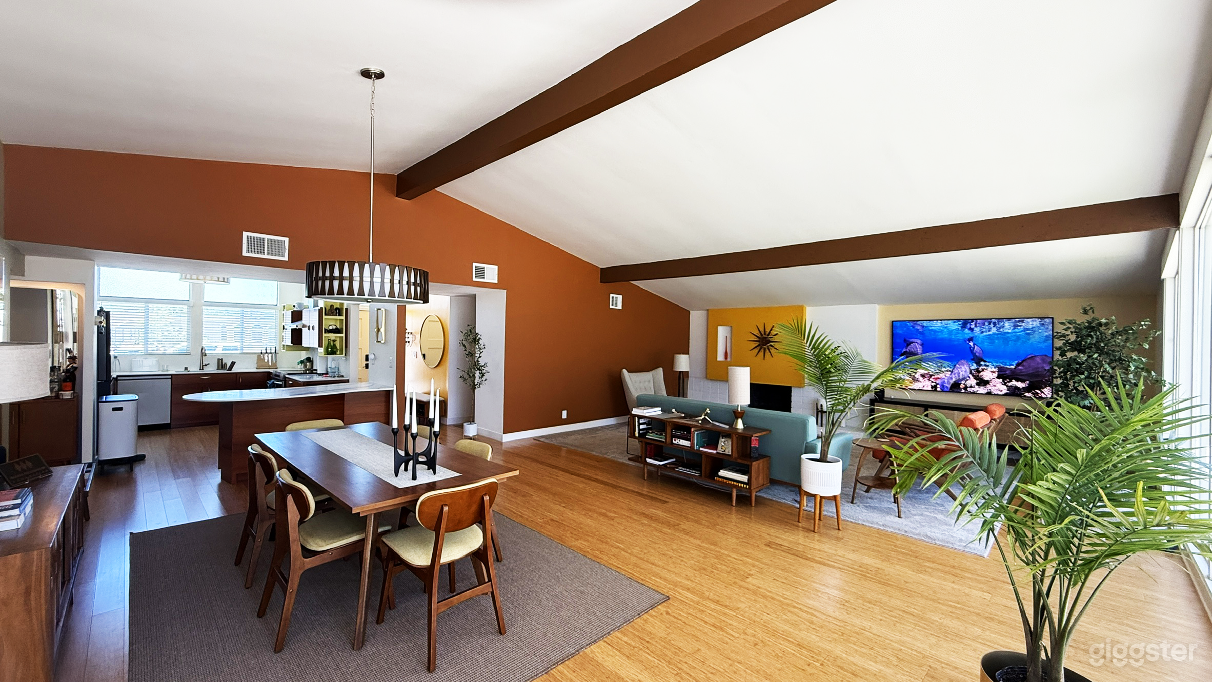 Mid-Century Modern Marvel with Huge Window Wall Photo 4