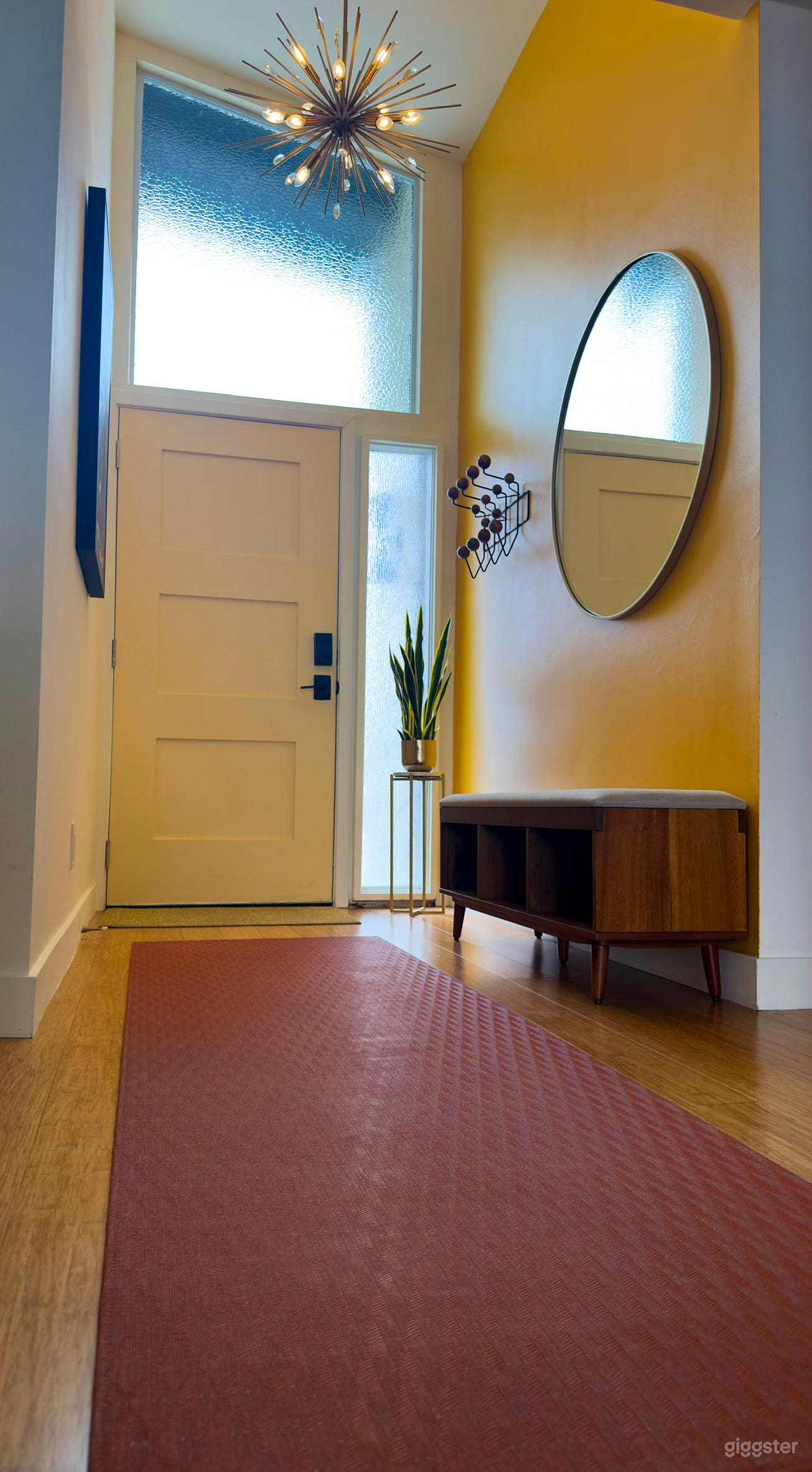 Vintage Mid-Century Modern Home with Huge Window Wall Photo 4