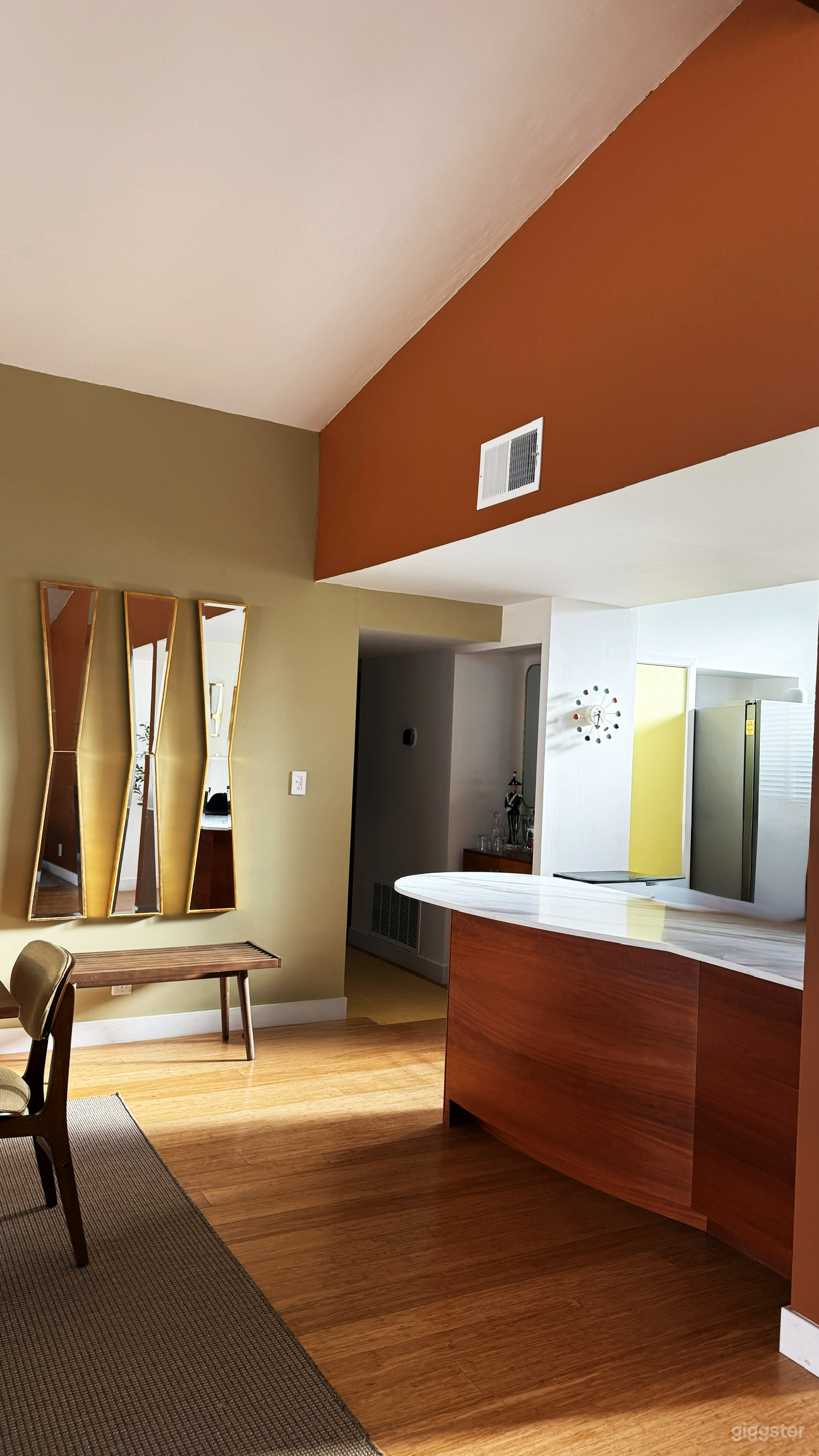 Mid-Century Modern Marvel with Huge Window Wall Photo 4