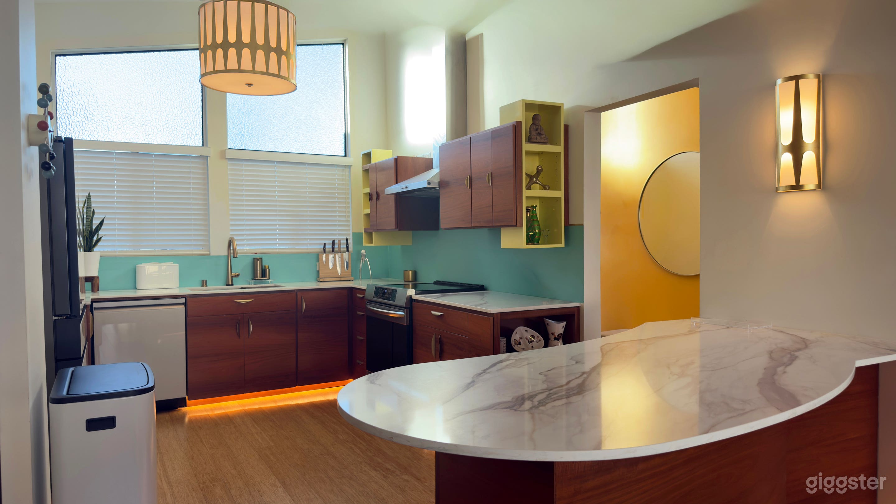 Mid-Century Modern Marvel with Huge Window Wall Photo 3