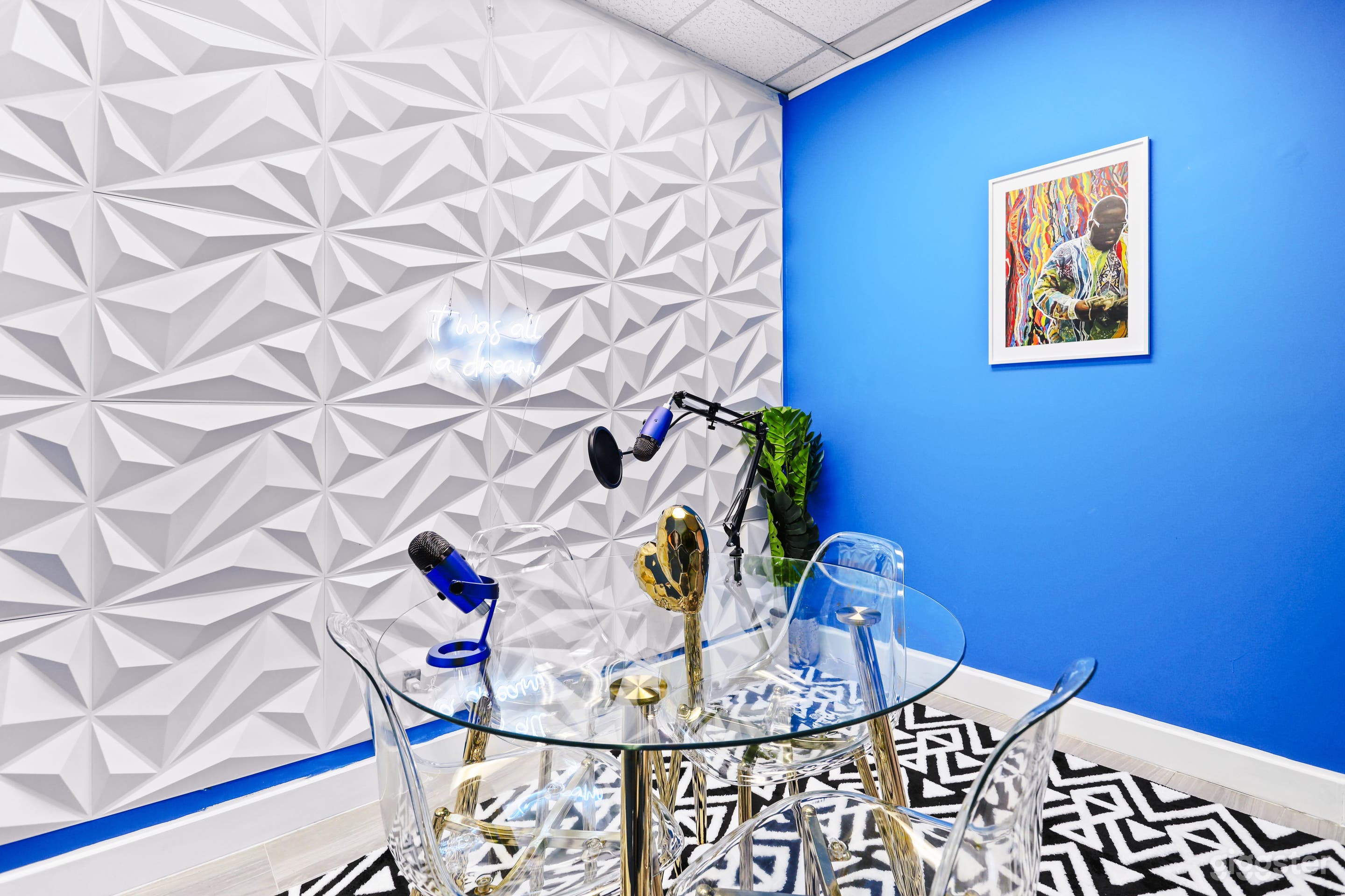 Podcast/Content Studio For Rent! Photo 1