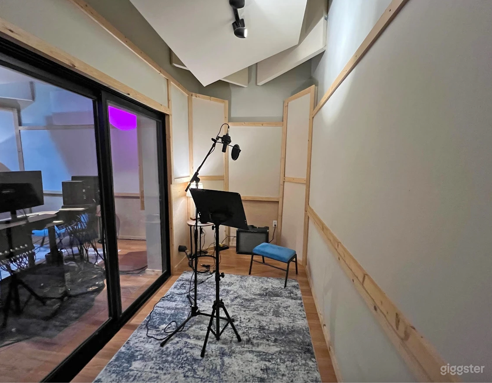 V5 Studio Offers a Cozy and Budget-Friendly Space  Photo 4