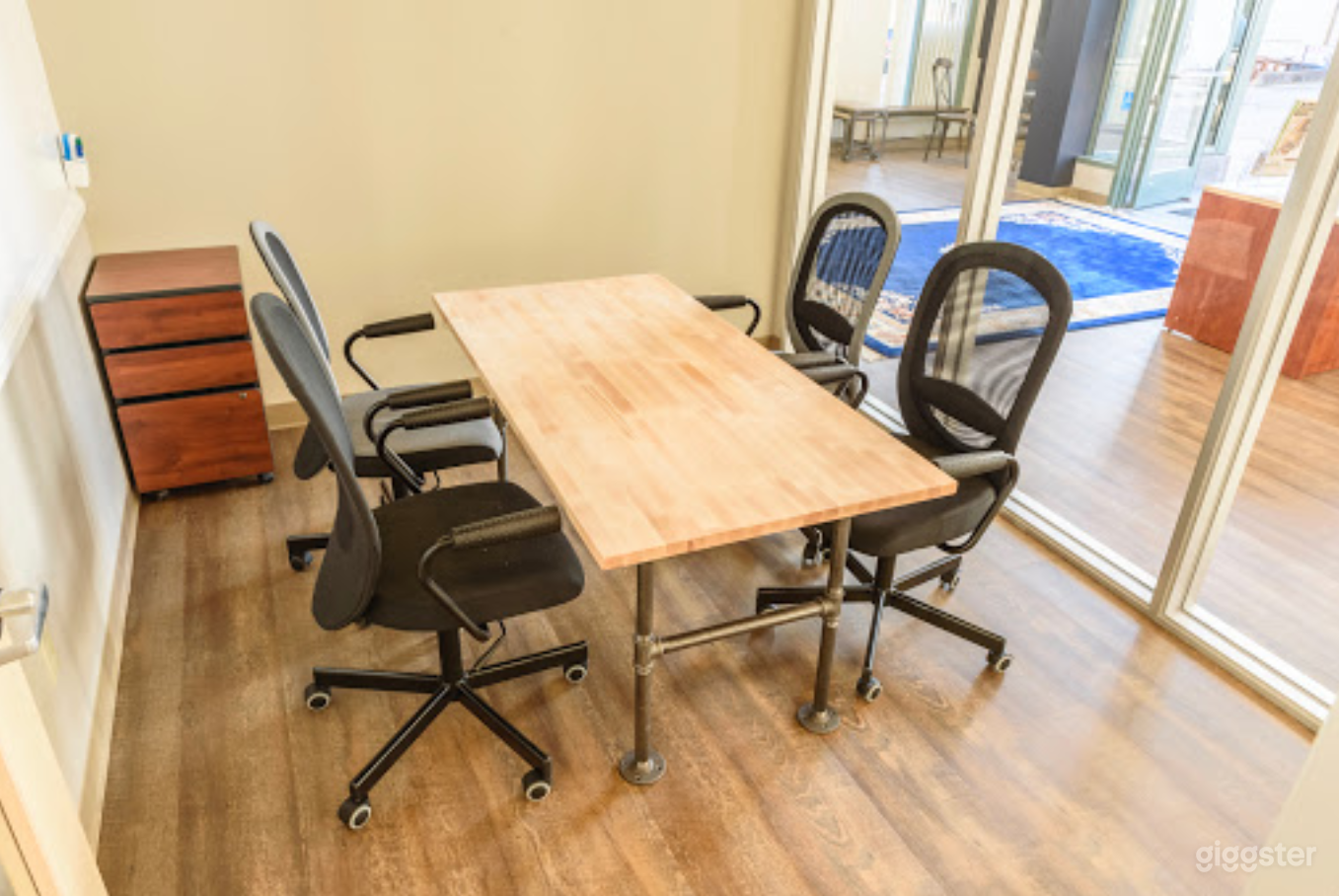 Medium Meeting Room in San Rafael Photo 3