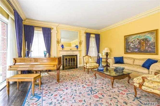 Incredible Mansion in West Hills Photo 4